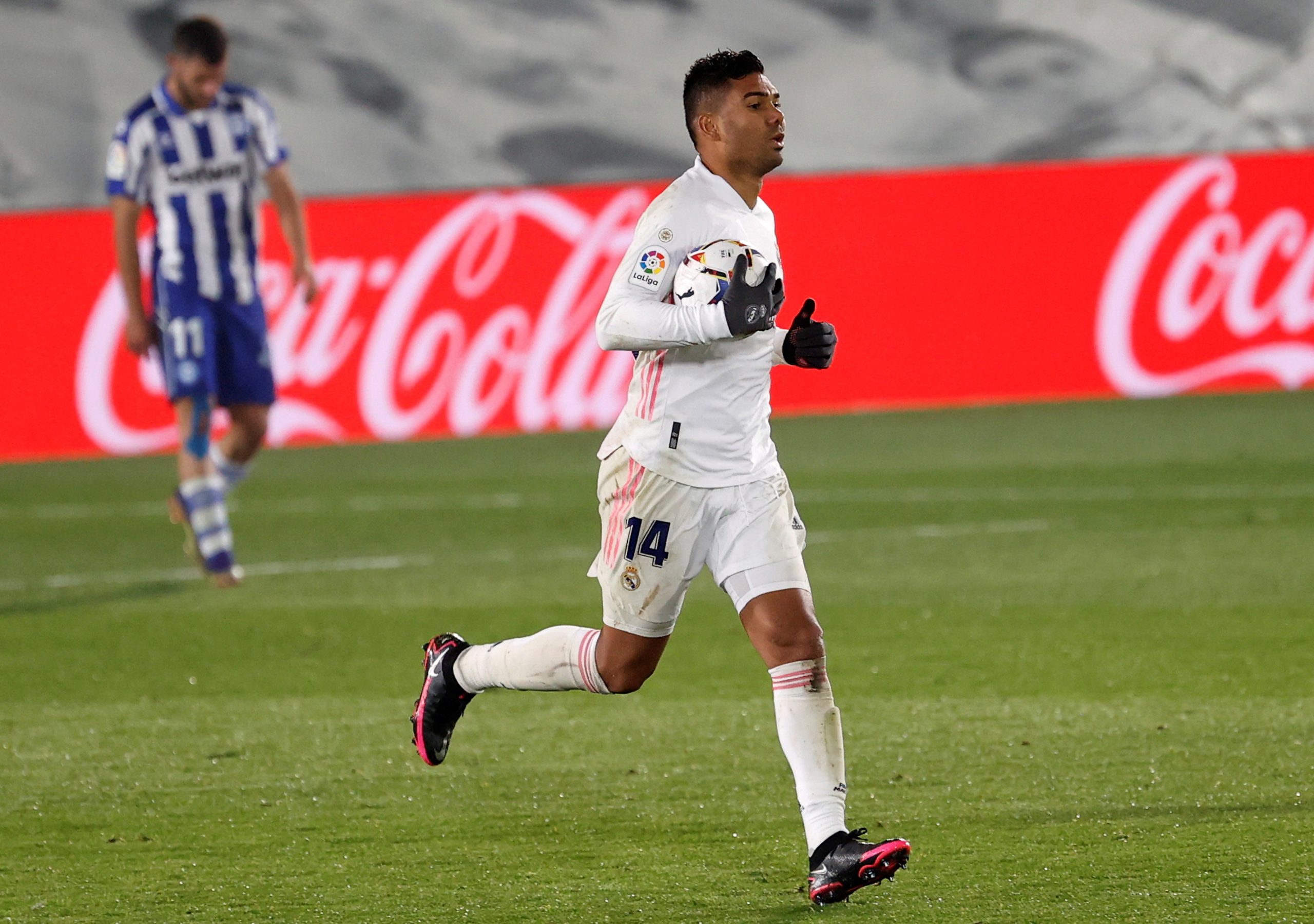Casemiro marca tento de honra, mas um Real Madrid irreconhecível perde em casa com Alavés