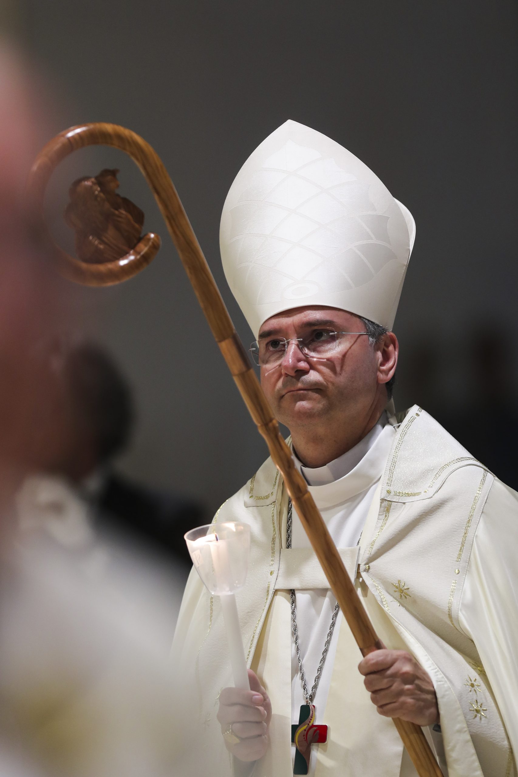 Cardeal Américo Aguiar oferece báculo e anel cardinalício a Nossa Senhora de Fátima