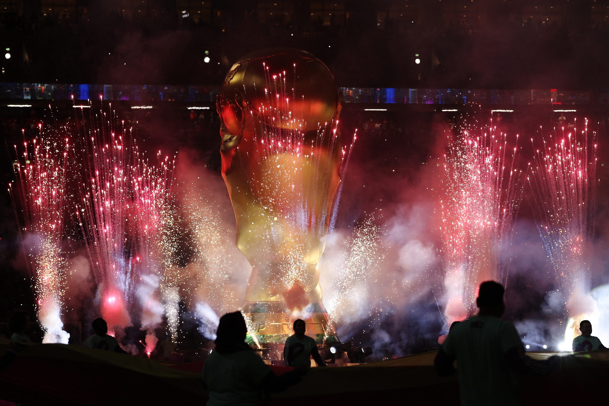 Com o Mundial de 2022, o negócio do futebol atinge a incongruência perfeita