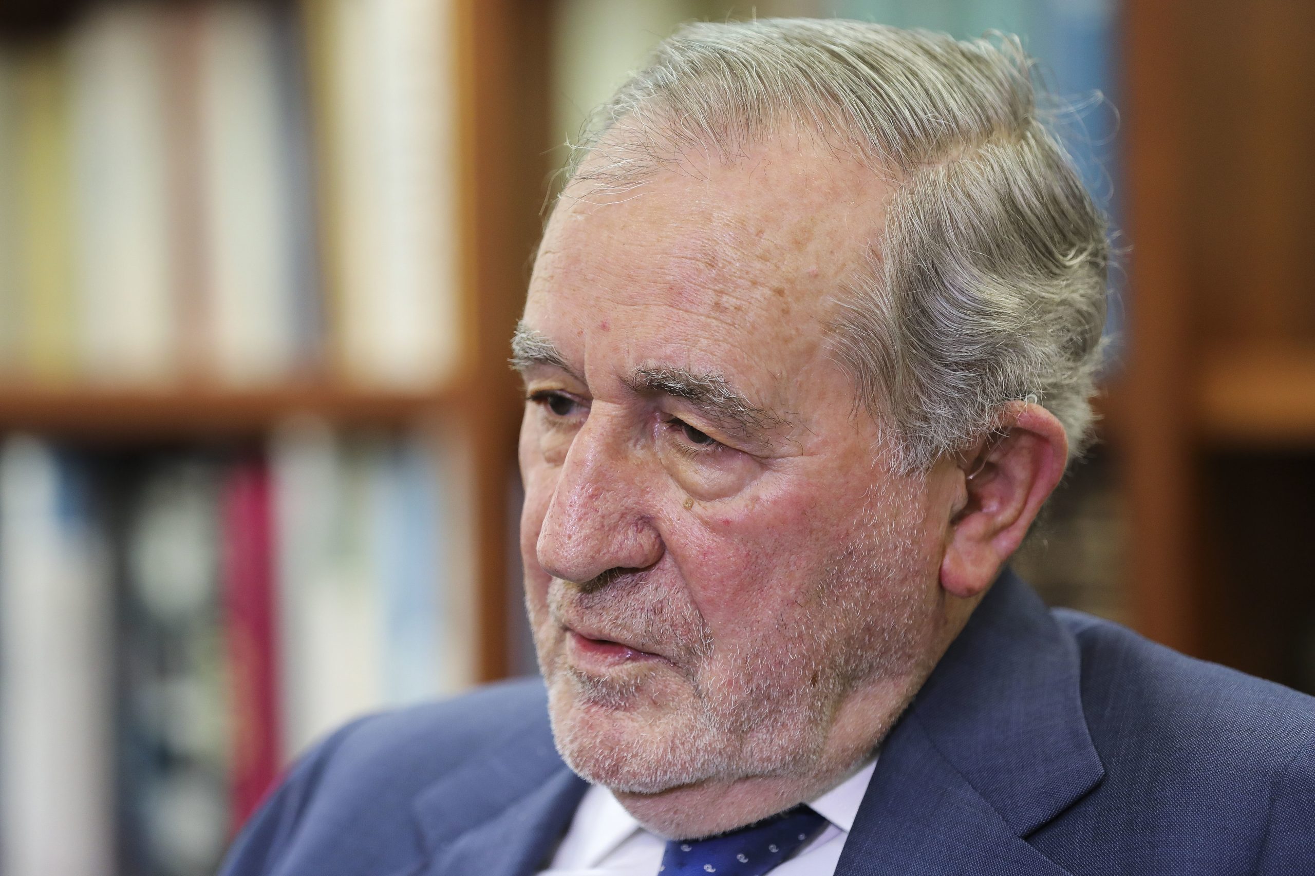 Ramalho Eanes faz hoje 90 anos. Na galeria de Belém, é o único Presidente militar retratado à civil, por sua vontade, sem qualquer condecoração