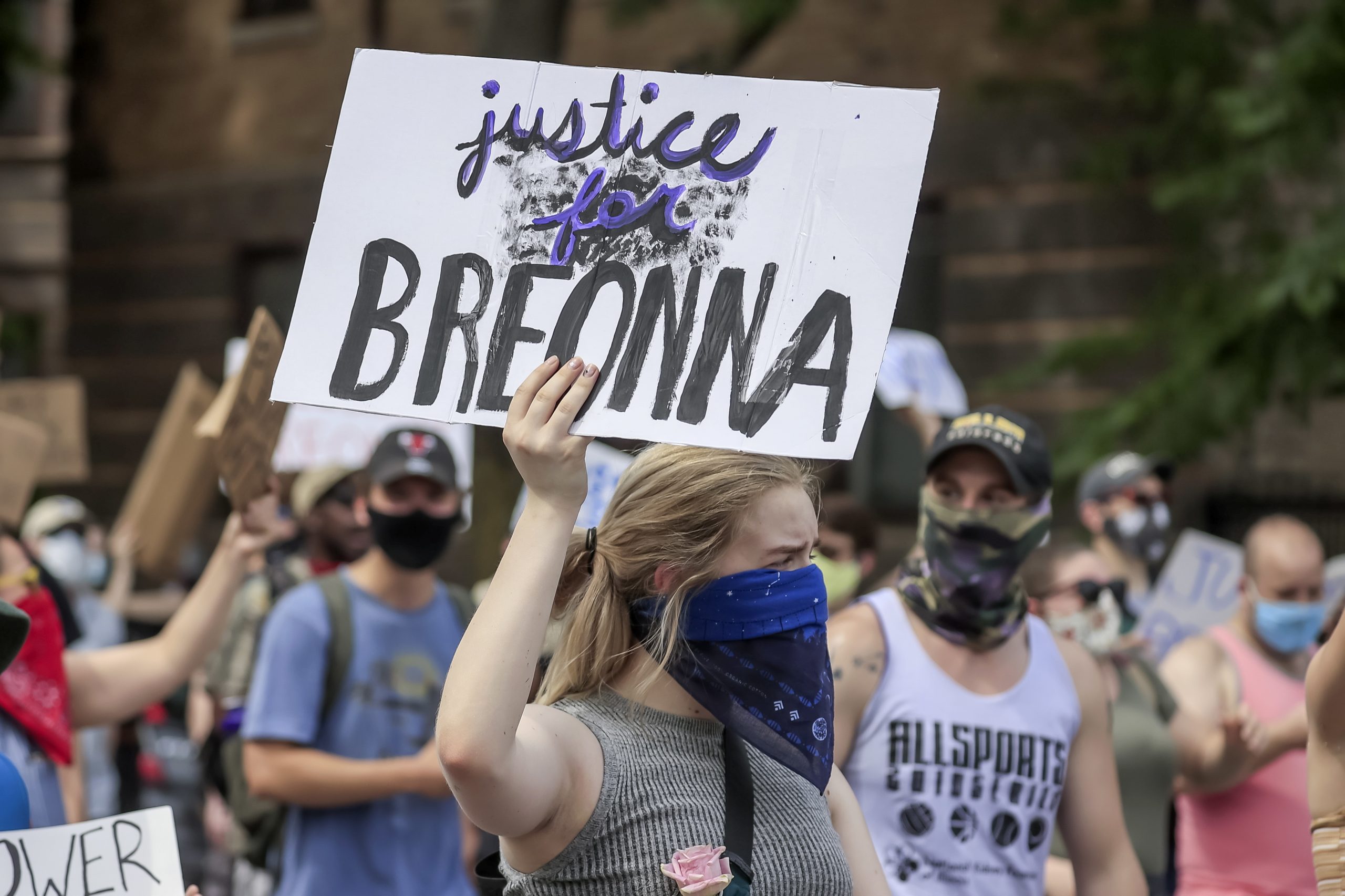 Dois policias alvejados a tiro durante protestos por Breonna Taylor nos EUA