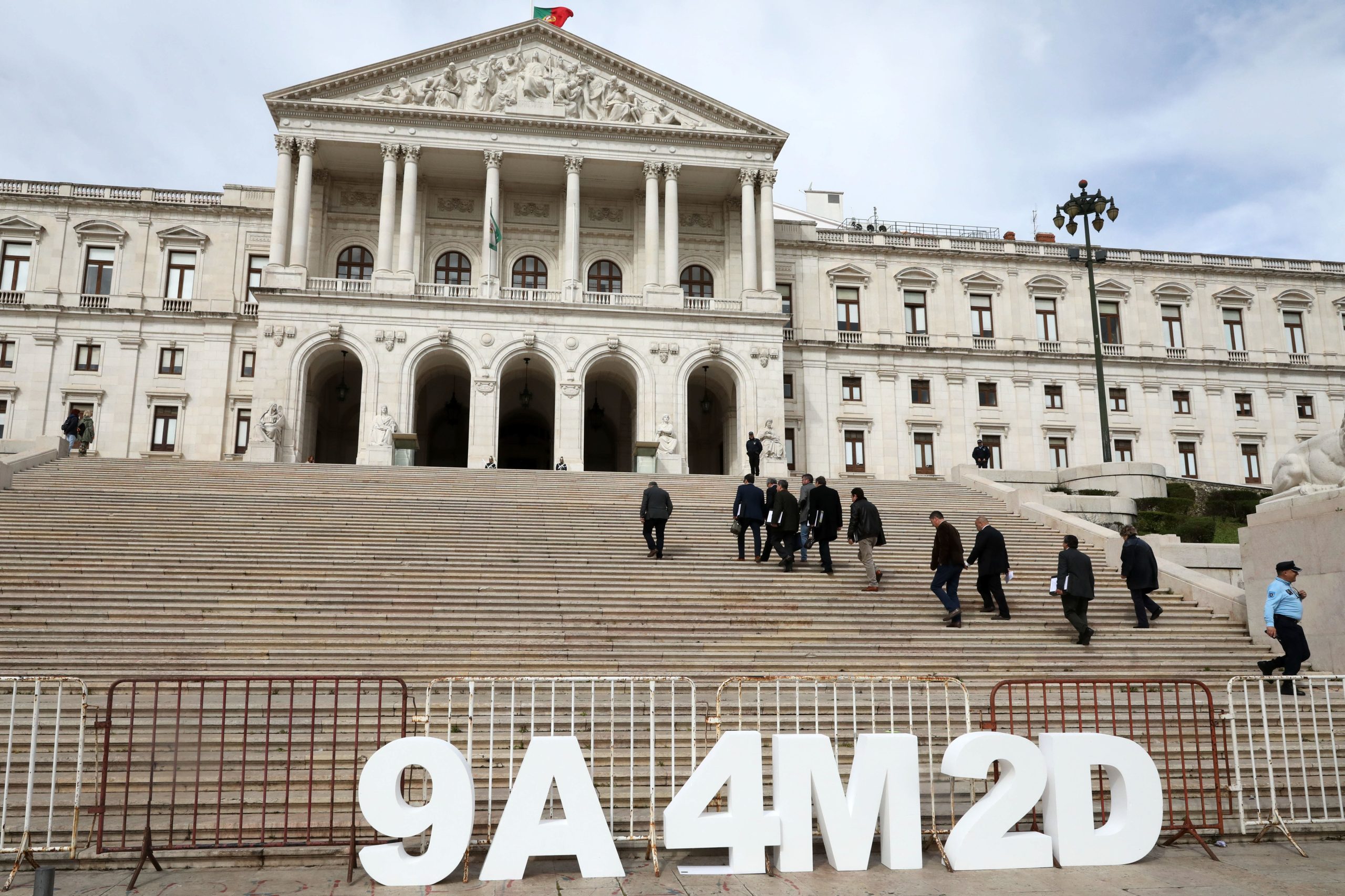 Sindicato de Professores reúne segunda-feira para decidir novas medidas após chumbo da Assembleia da República