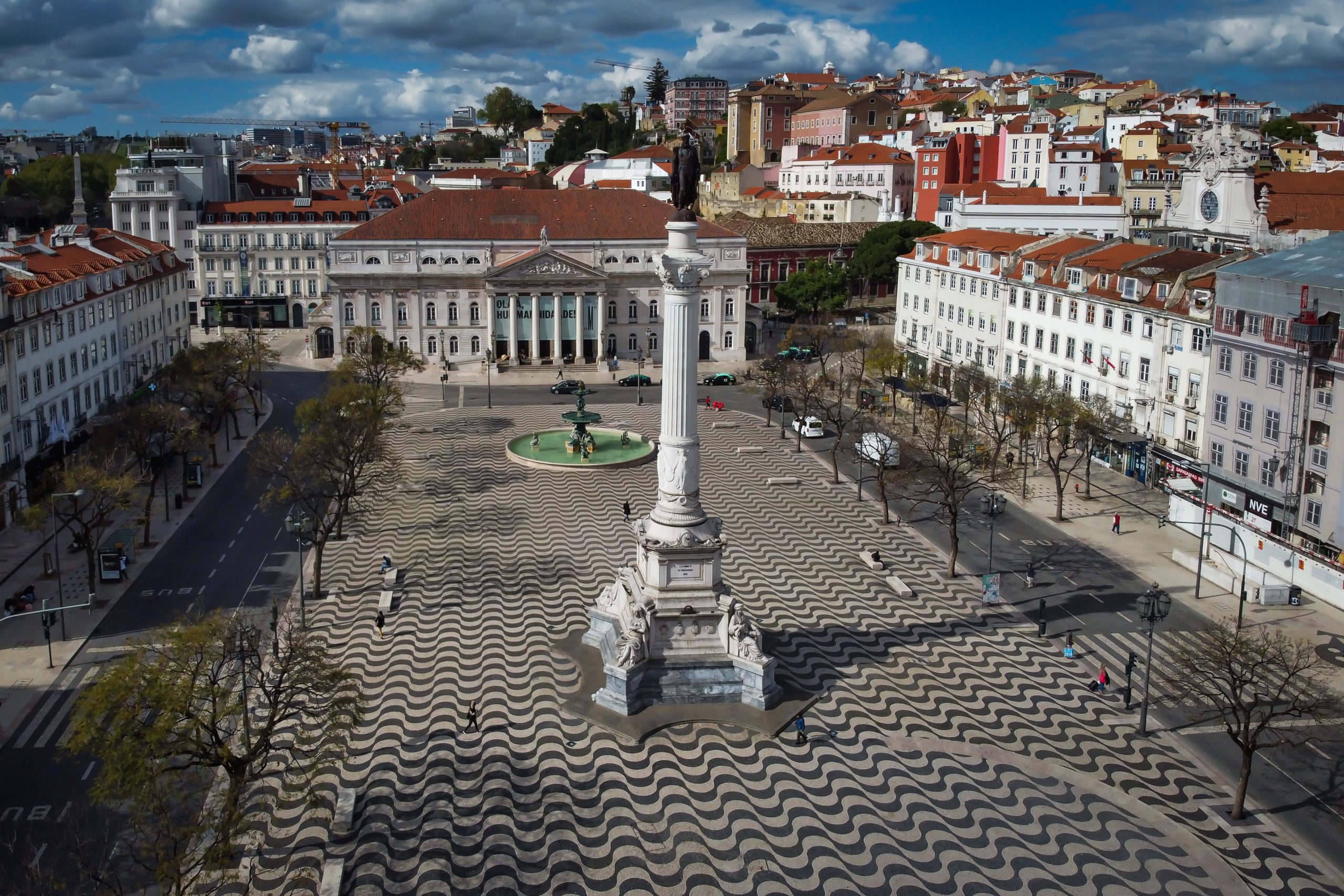 Lisboa. Do Largo de São Domingos ao resto da cidade, como fazer chegar refeições a quem precisa?