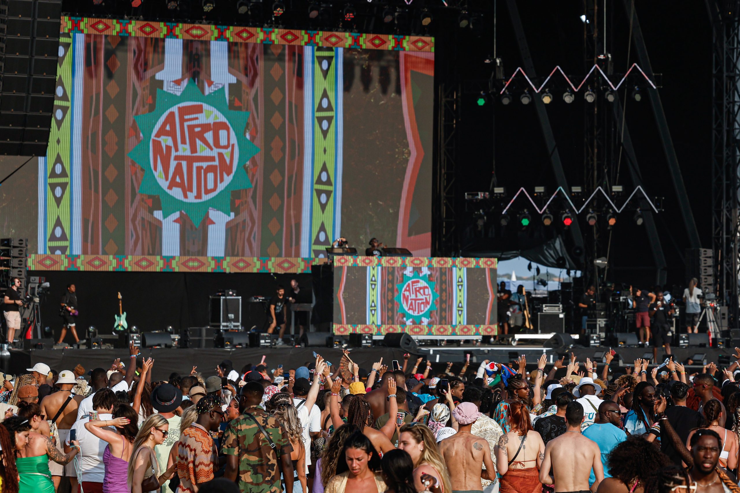 Praia de dia e música à noite atraem milhares ao Afro Nation na Praia da Rocha
