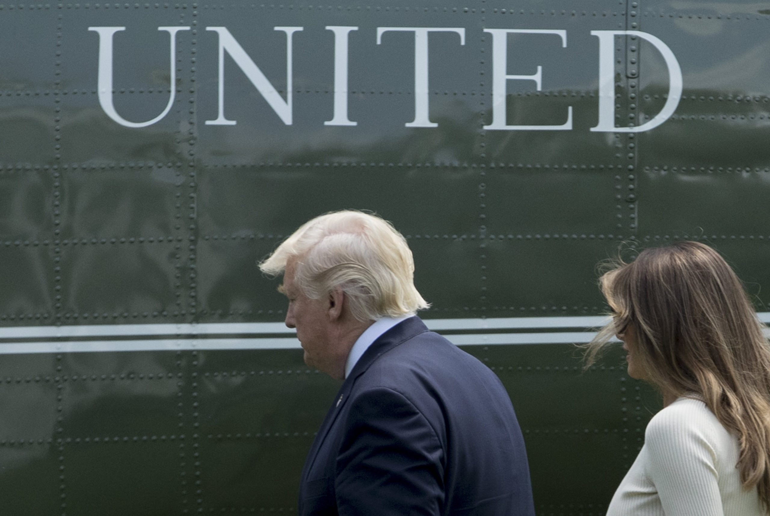 Trump recebido em Riade com honras militares. Melania não cobriu a cabeça