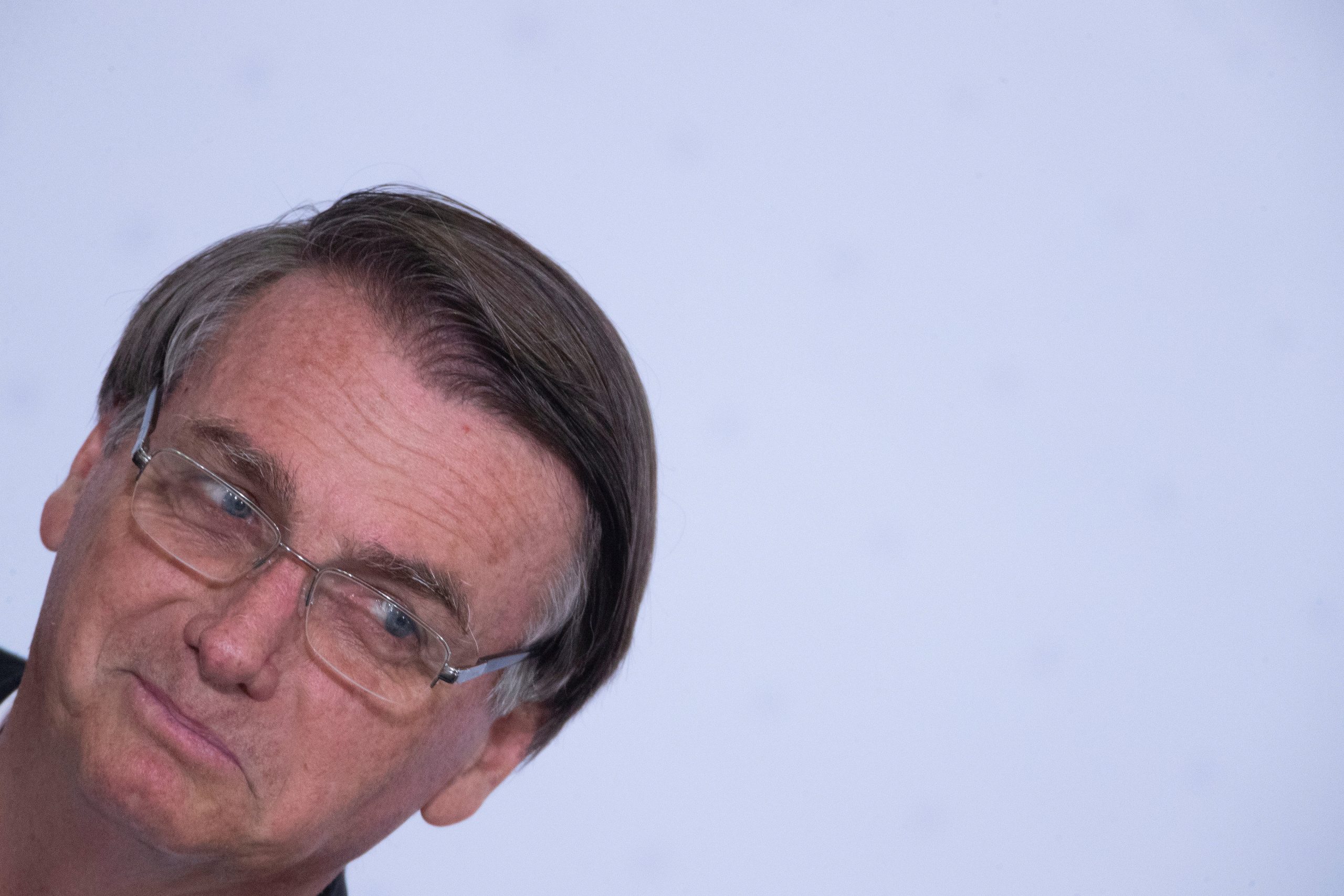 Analistas dizem que brasileiros não tiram máscara por politização e receio de associação a Bolsonaro