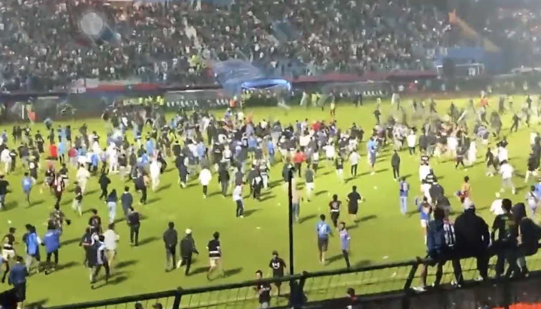 Pelo menos 32 crianças mortas na tragédia em estádio da Indonésia