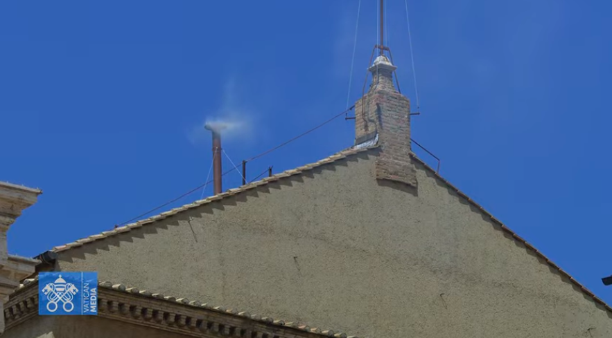 Conclave: um pequeno falso alarme com fumo branco