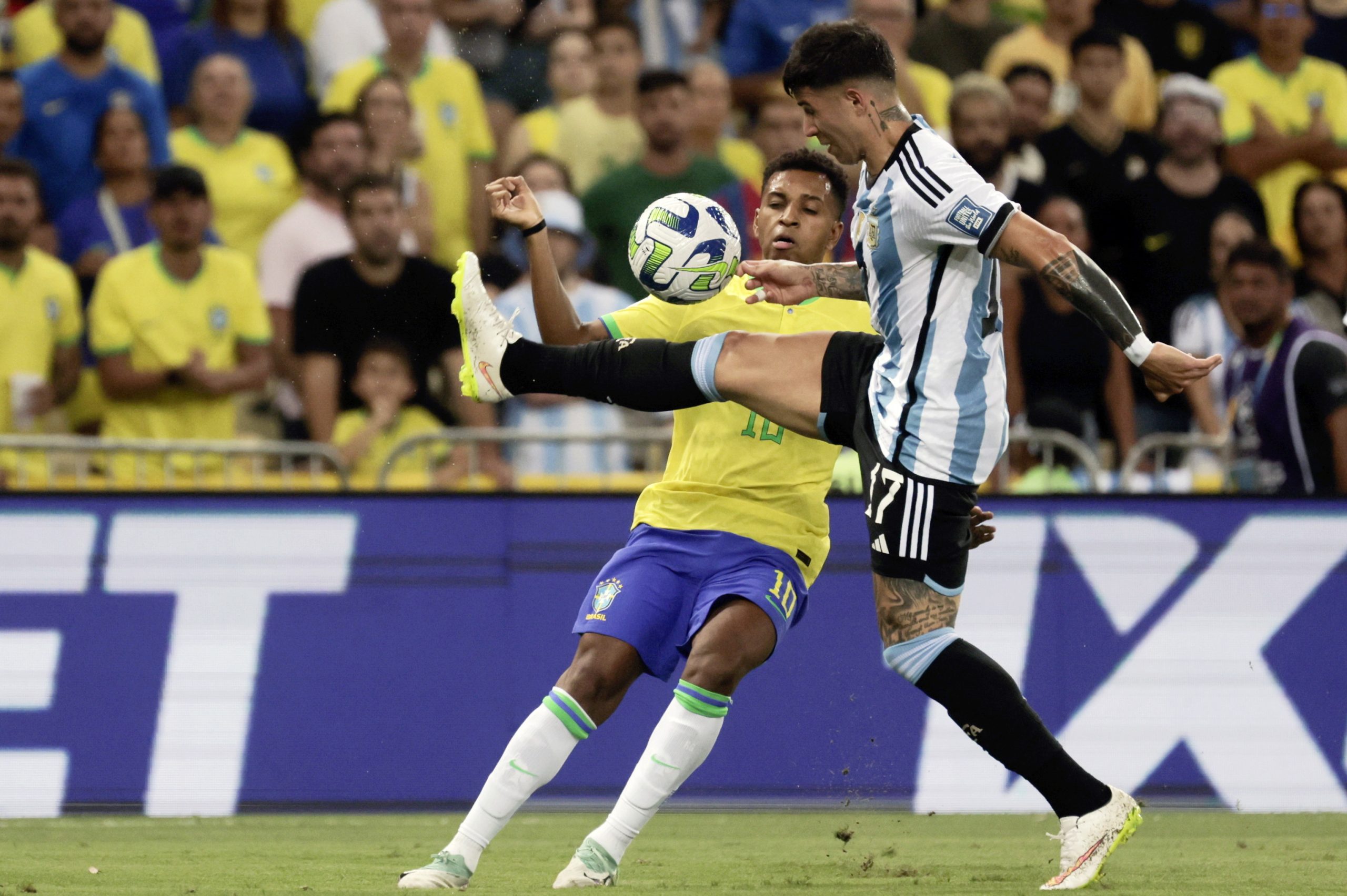 Avançado brasileiro Rodrygo alvo de ataques racistas após derrota com Argentina