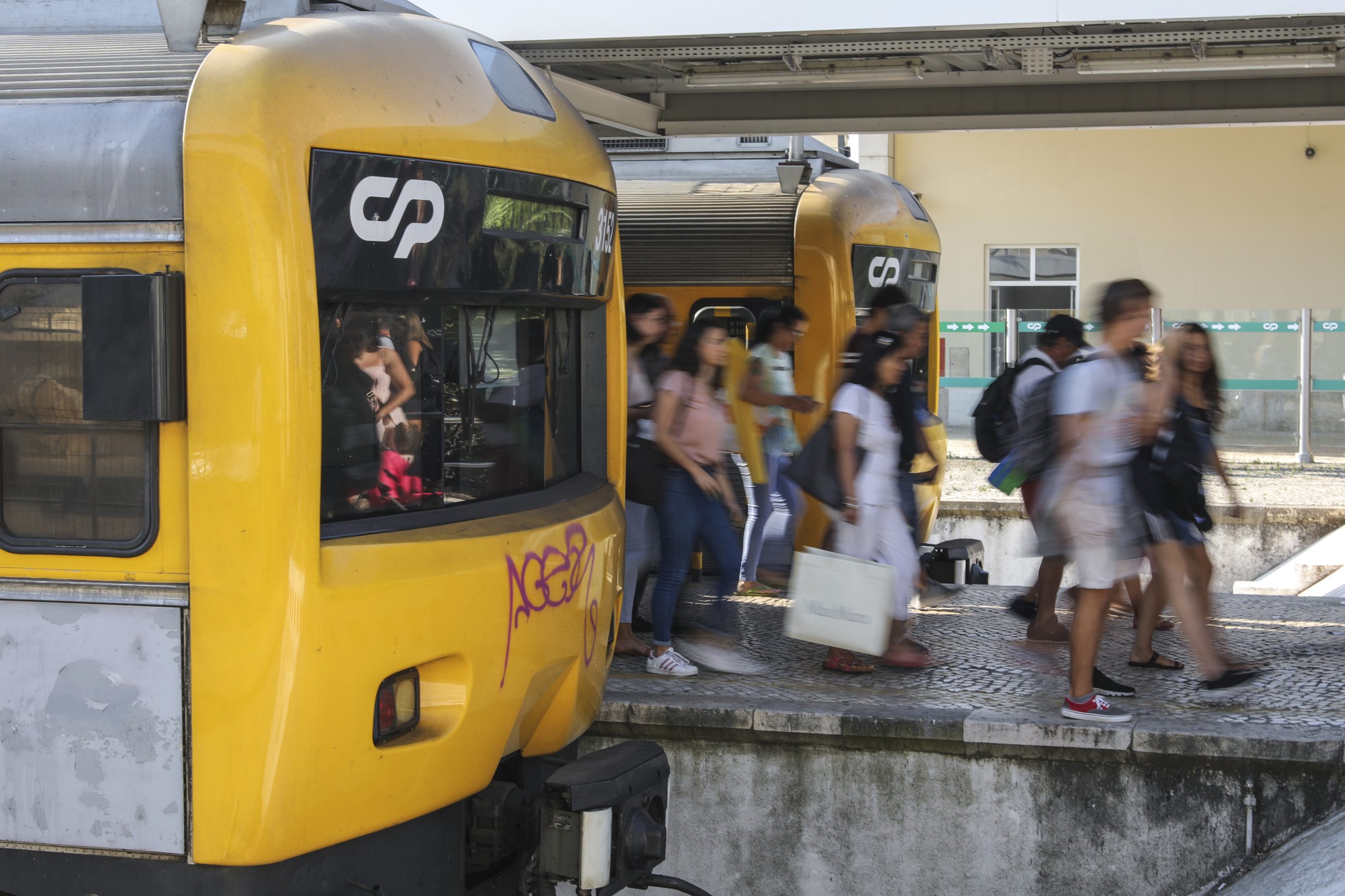 Greve afeta comboios regionais e longo curso. Alguns urbanos circulam em Lisboa e Porto