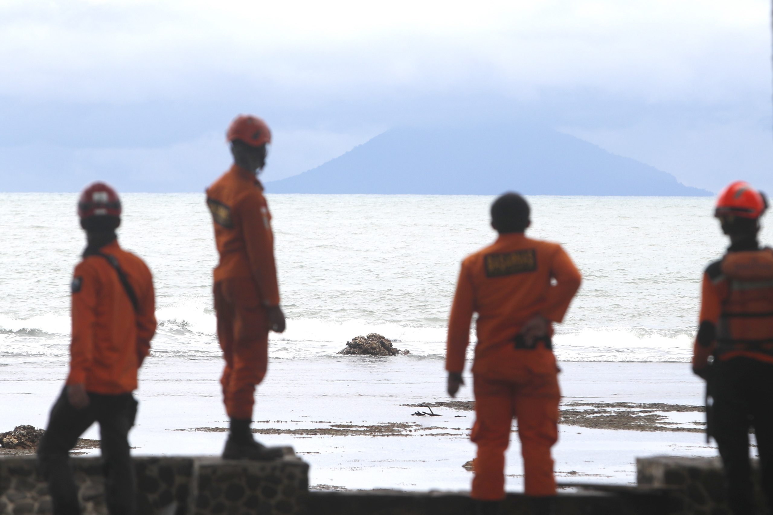 Autoridades indonésias elevam nível de alerta do vulcão Anak Krakatoa