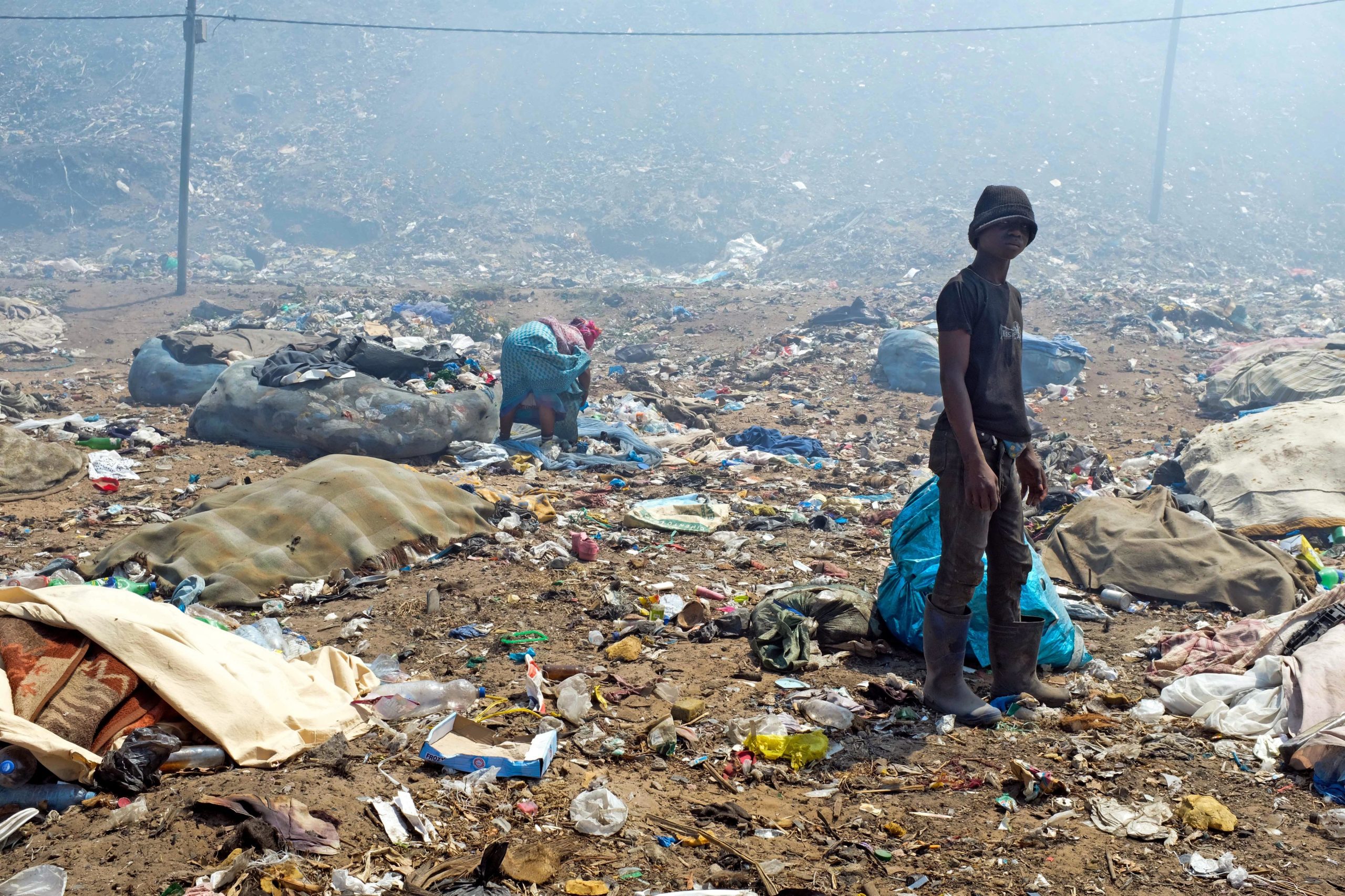 Famílias que viviam na lixeira onde 16 pessoas morreram em Maputo reclamam atrasos de subsídios