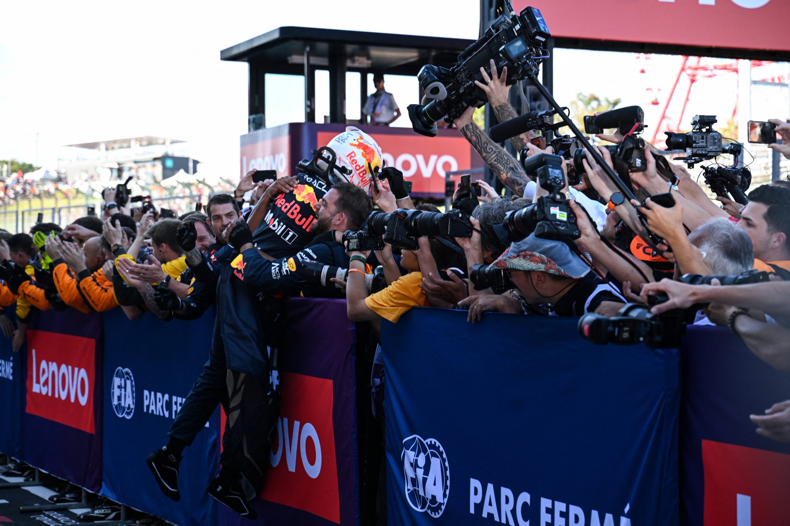 Max Verstappen vence em Suzuka, em corrida de consagração do campeonato para a Red Bull