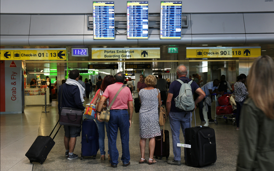 Operação normalizada no aeroporto de Lisboa, nevoeiro obrigou dez aviões a divergir para Faro