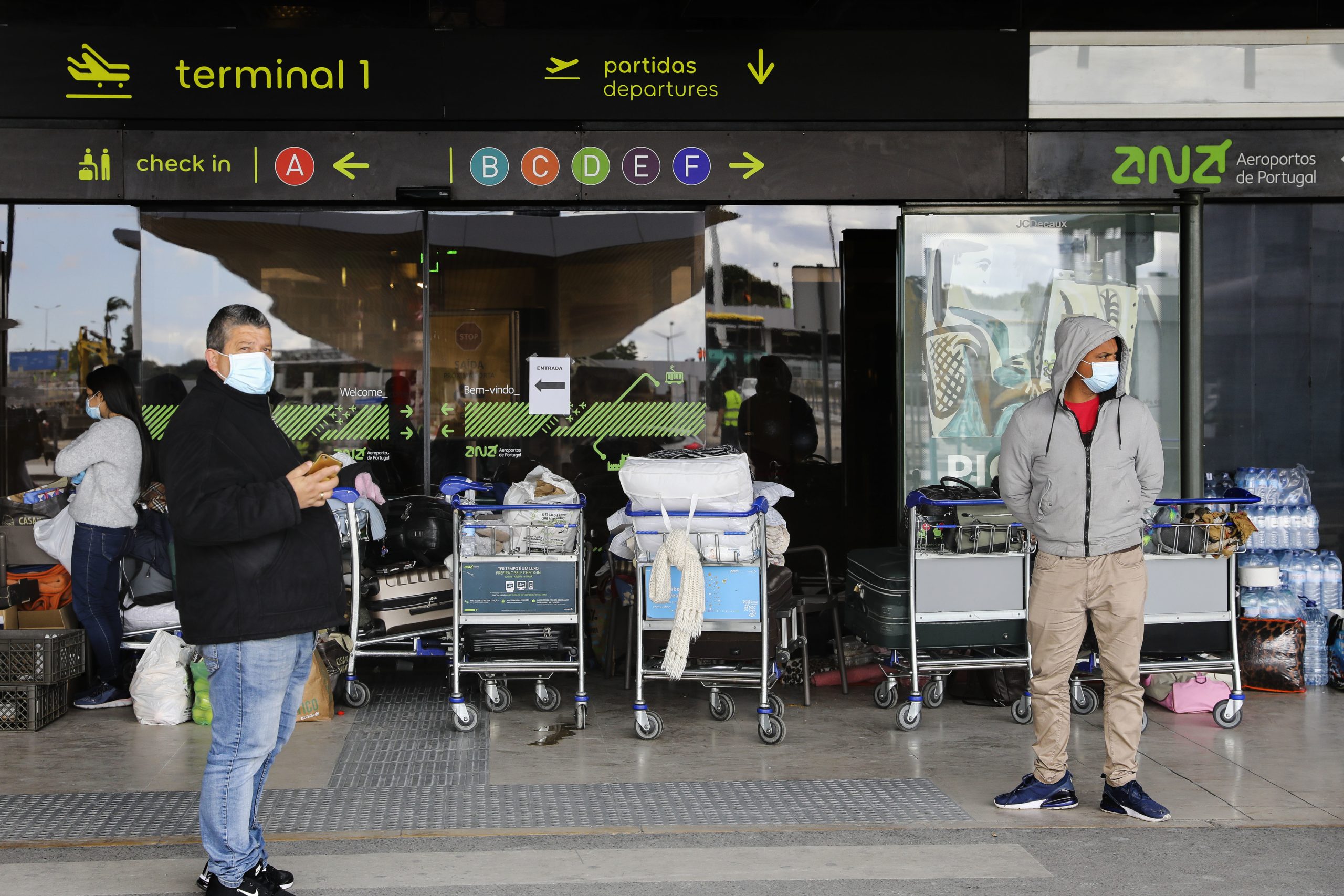 Passageiros de voos internacionais e cruzeiros começam hoje a pagar taxa de dois euros