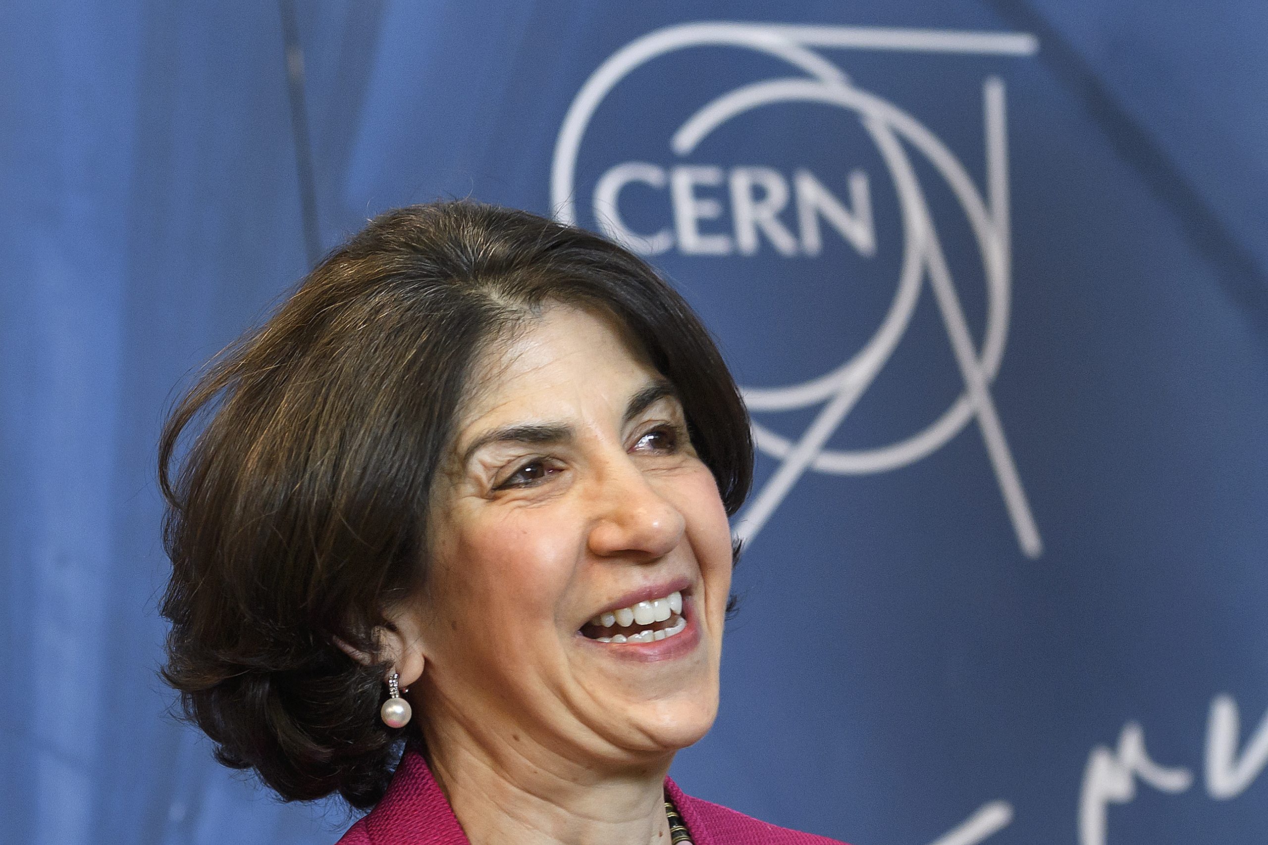 Diretora do CERN vence Prémio Europeu Helena Vaz da Silva