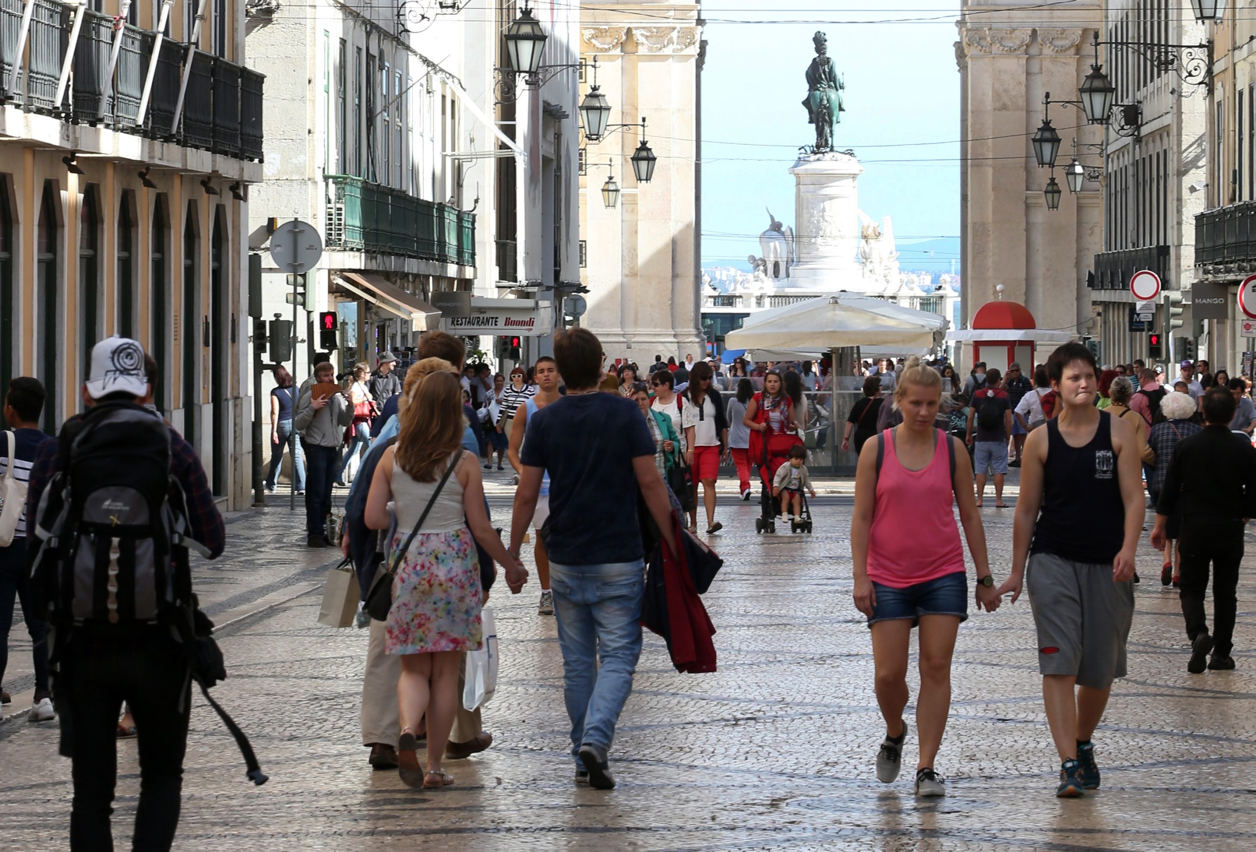 Suspeitos de balearem turista sueca na Rua Augusta entregaram-se à PJ
