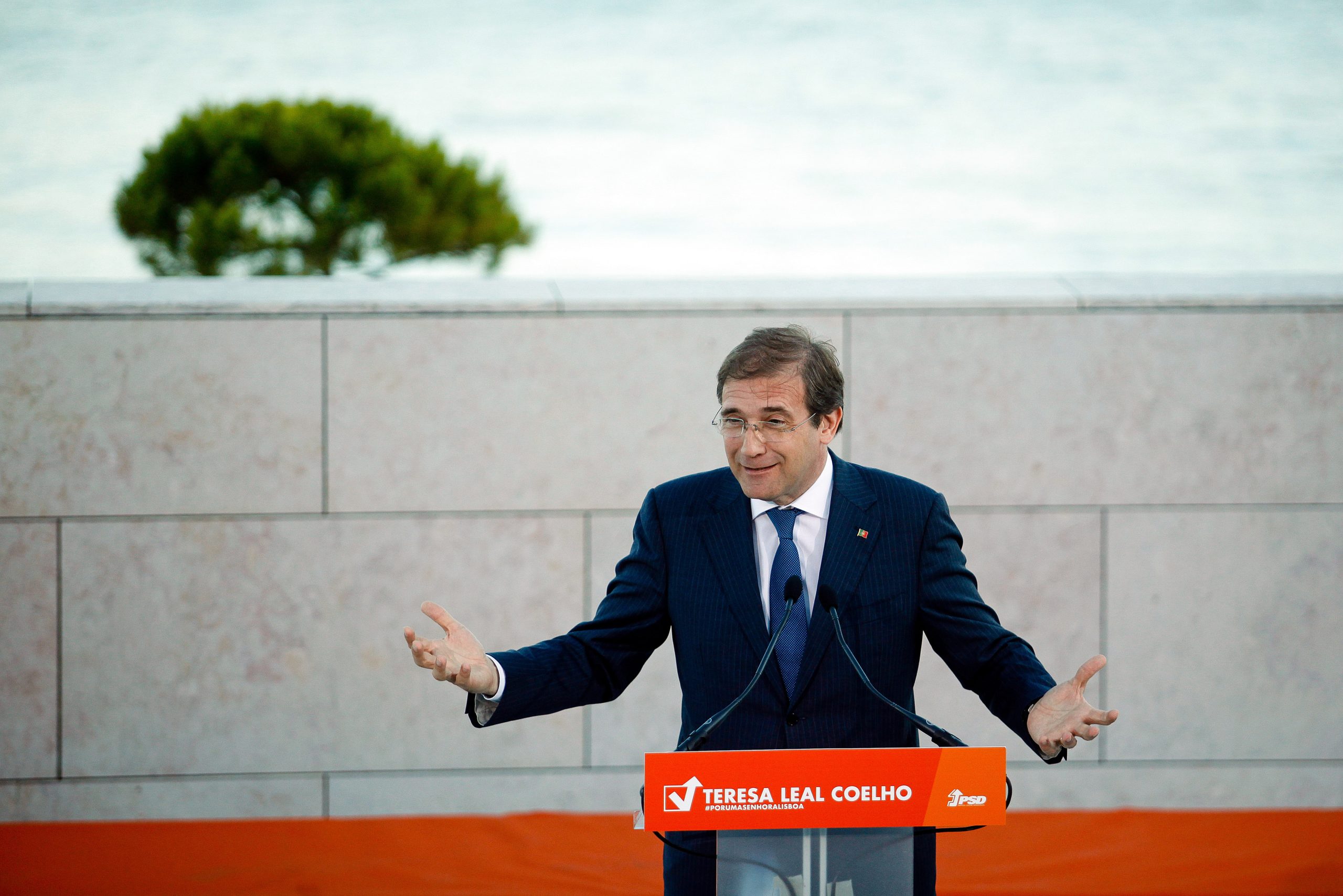 Passos acusa Governo de “mandar passar cheques” que portugueses terão de pagar