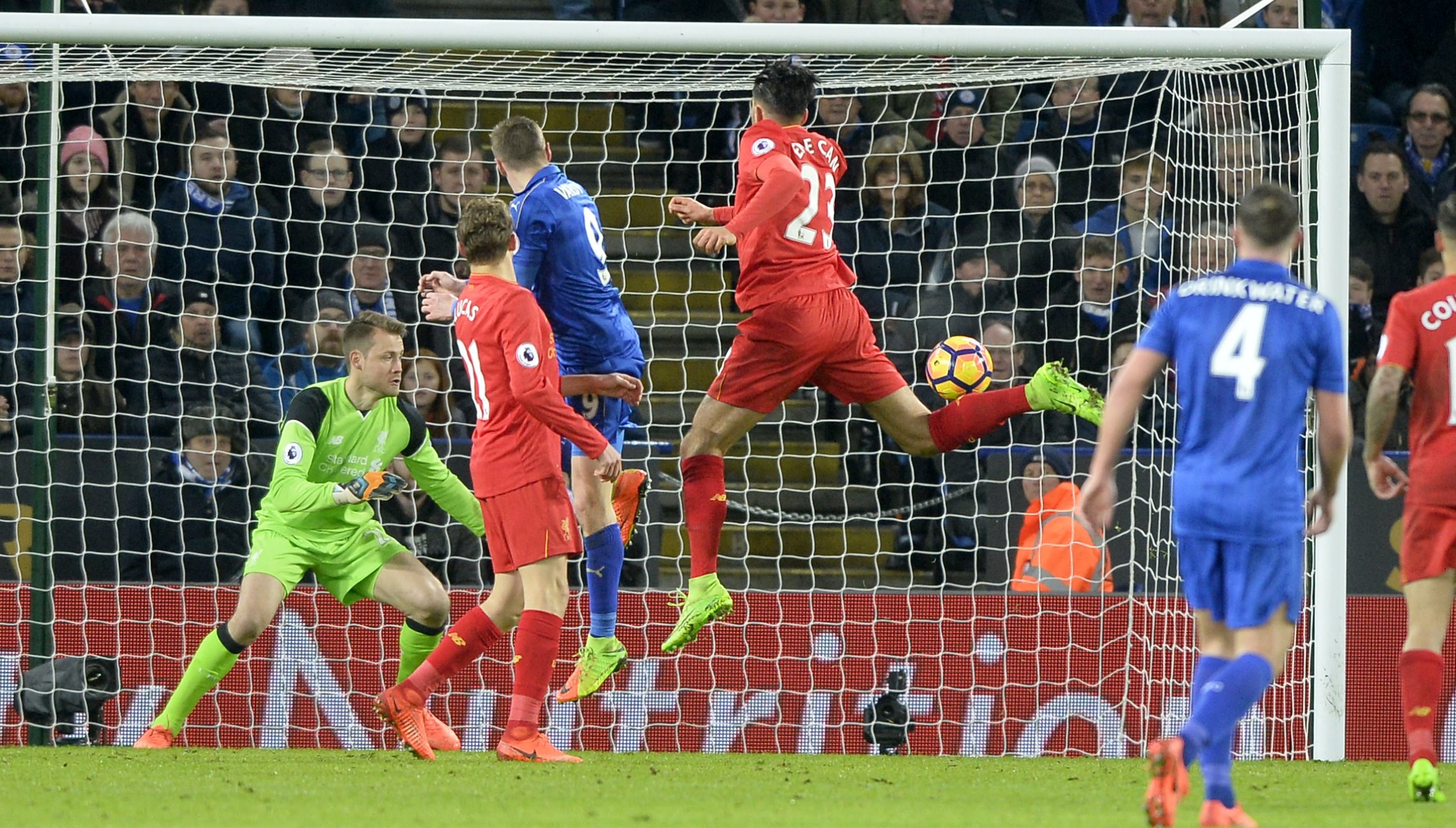 Leicester regressa às vitórias no primeiro jogo da era pós-Ranieri