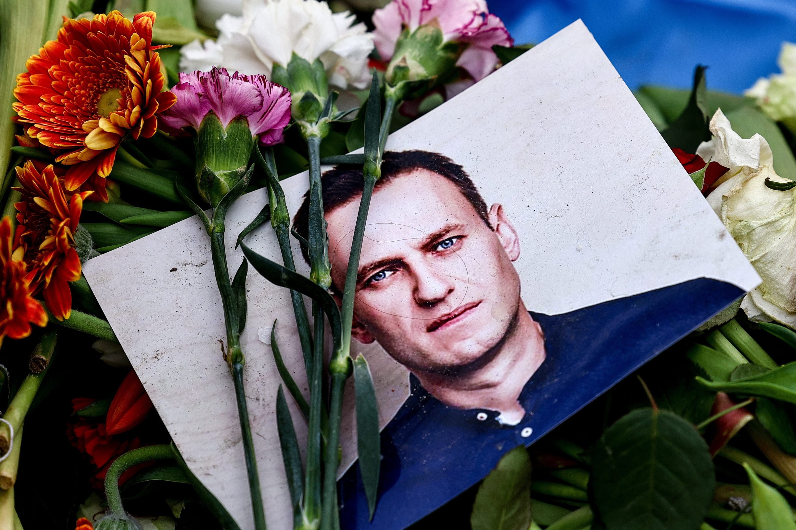 Navalny continua a inspirar coragem. Russos expatriados colocam memorial em frente à embaixada da Federação Russa em Lisboa