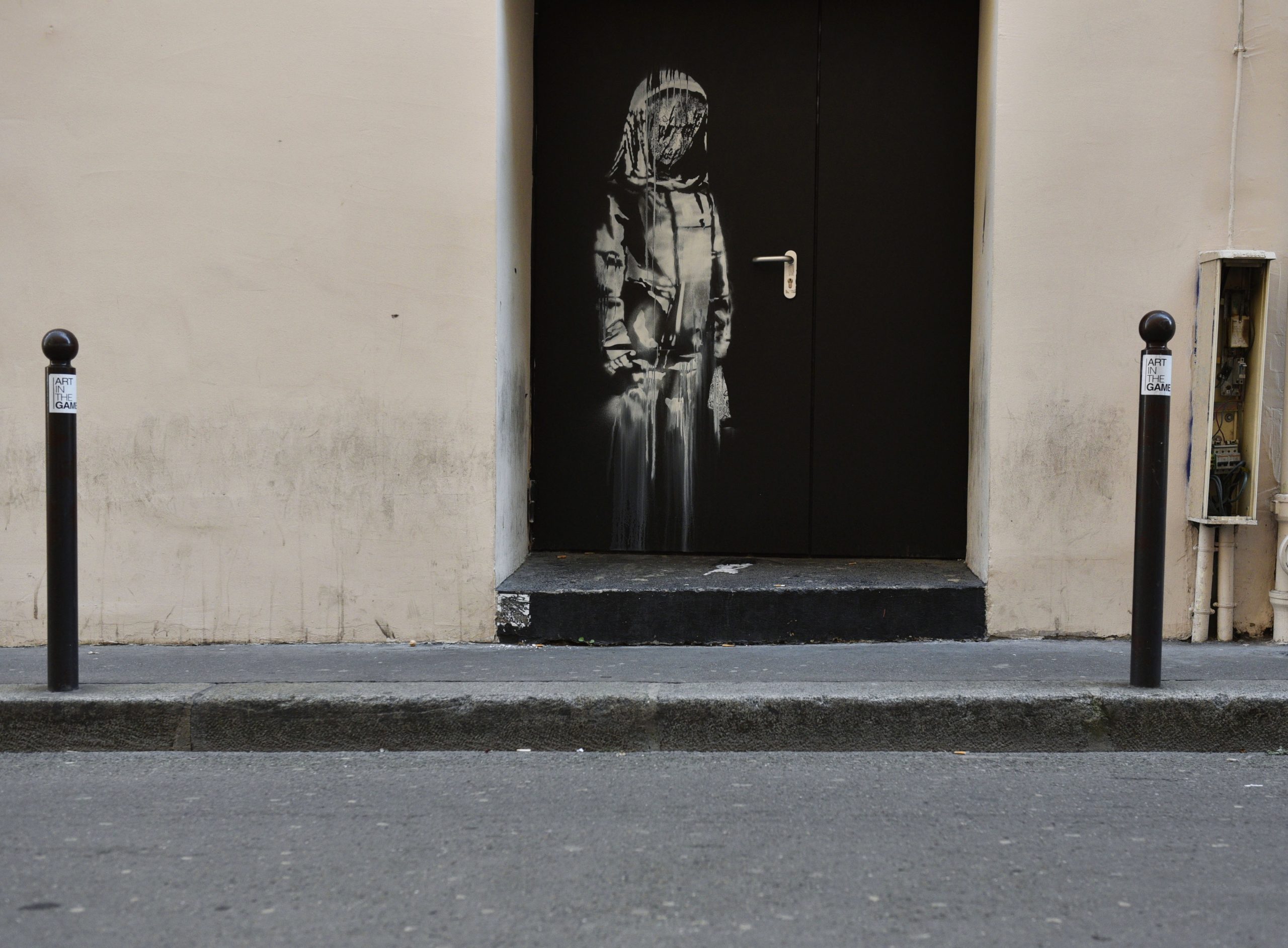 Oito homens condenados a penas até quatro anos de prisão por roubo de Banksy em Paris