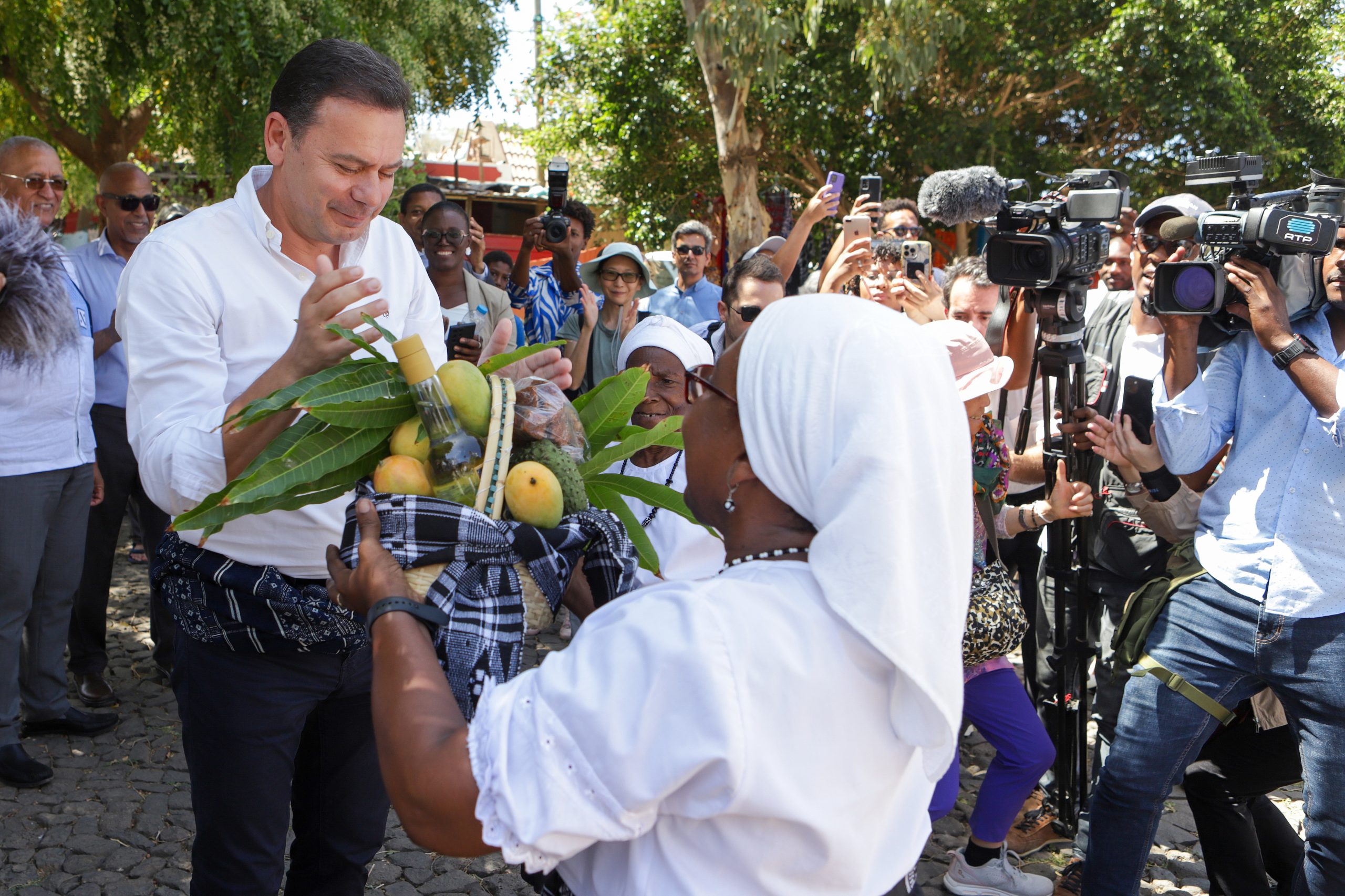 Montenegro termina visita a Cabo Verde a dançar na Cidade Velha