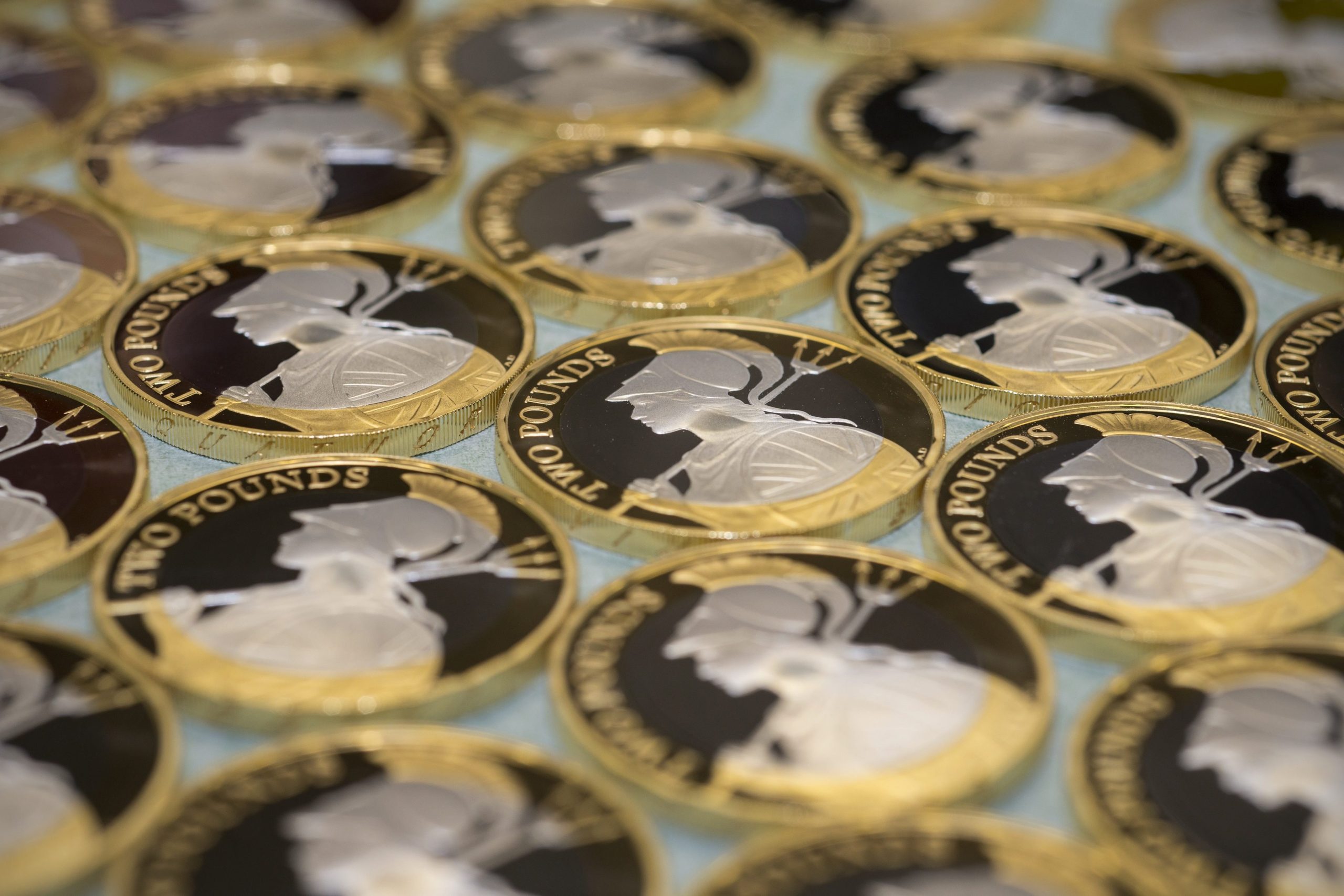 Reino Unido vai reciclar ouro de lixo eletrónico para cunhar moedas de coleção