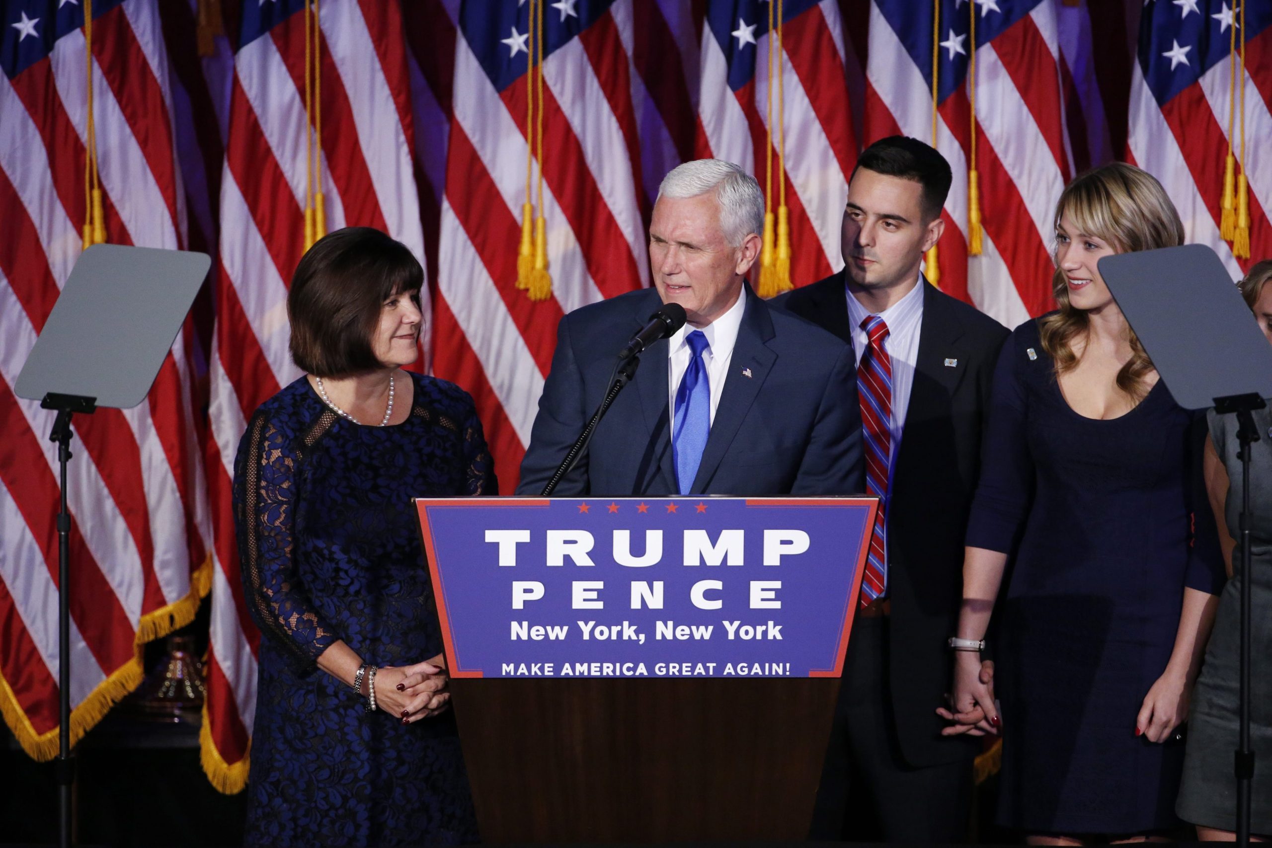 Mike Pence vaiado em espetáculo da Broadway