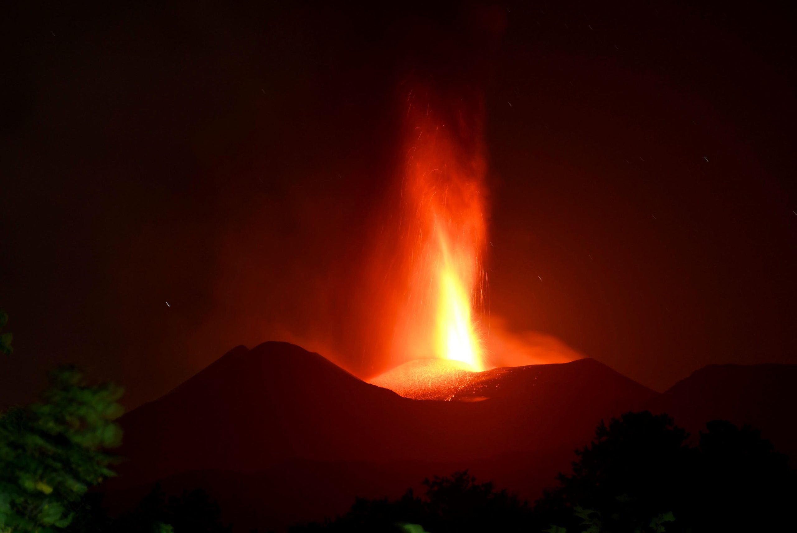 Nova erupção do Etna. Aeroporto na Sicília suspende voos devido às cinzas do vulcão