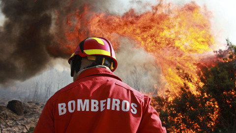 Bombeiros atacados à pedrada a caminho de incêndio. Autarca de Vila Viçosa pede “mão pesada”