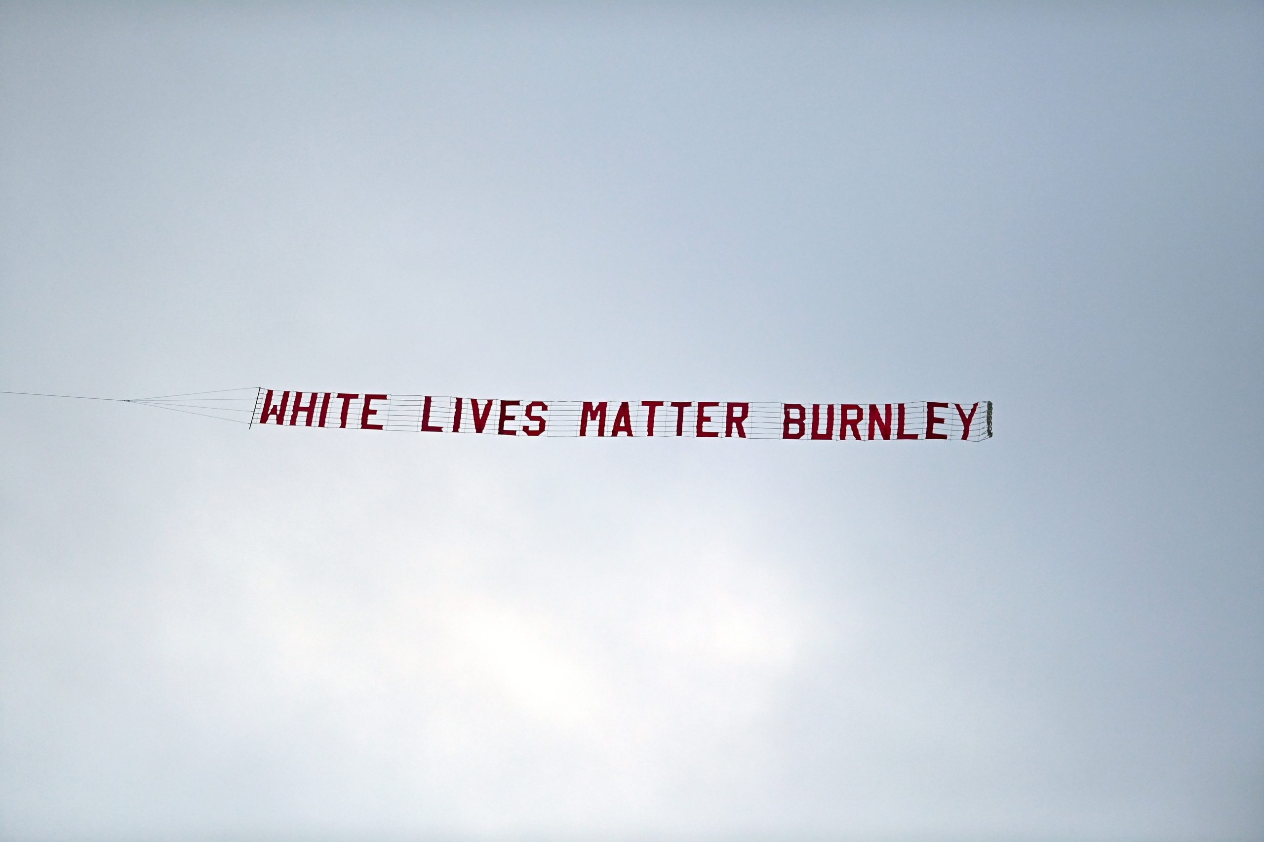 ‘White Lives Mater Burnley’. Clube inglês condena ‘slogan’ racista exibido por avião durante jogo com o City