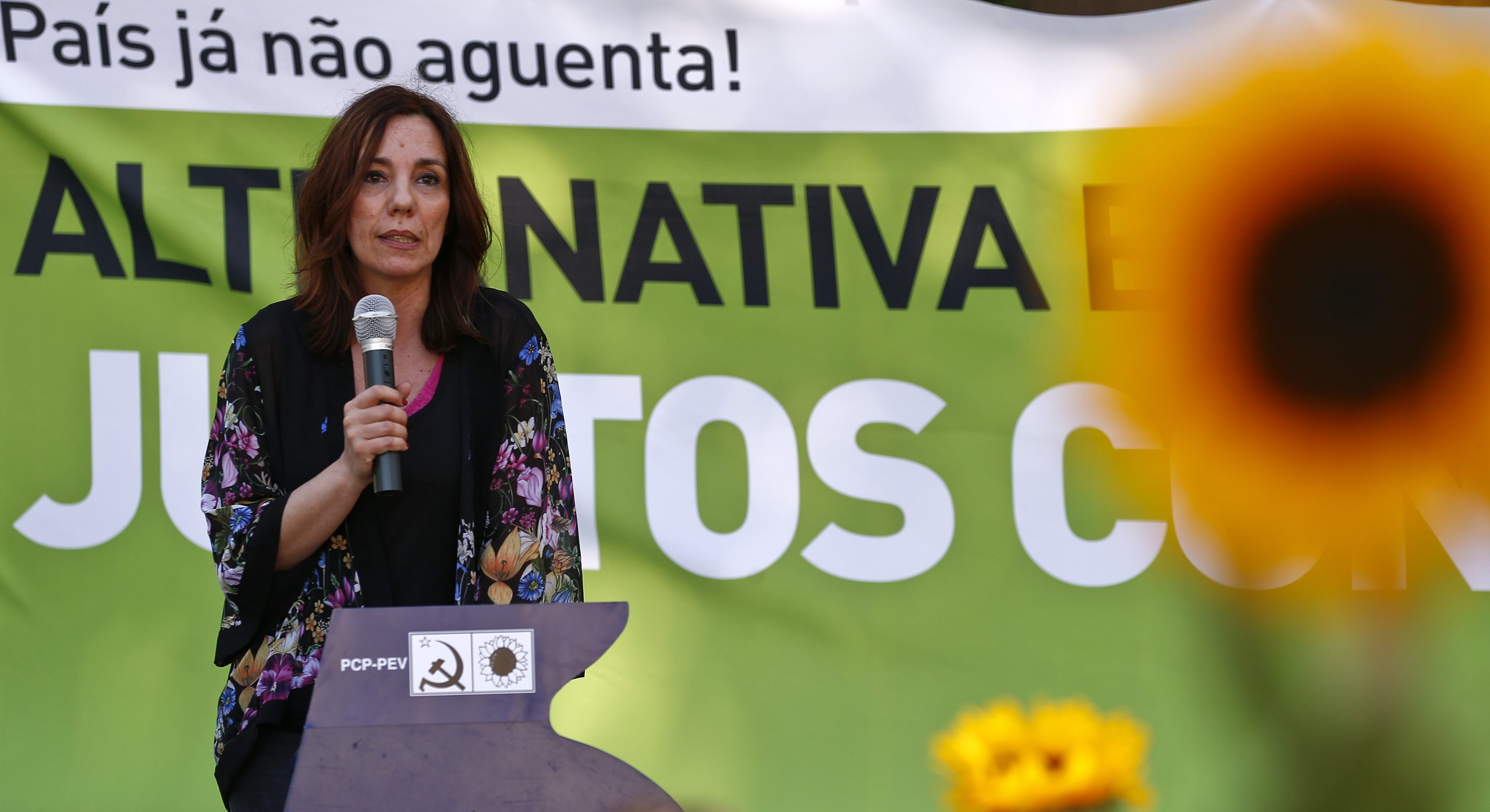 PEV entrega diploma para proibir comercialização de pratos, copos e talheres de plástico