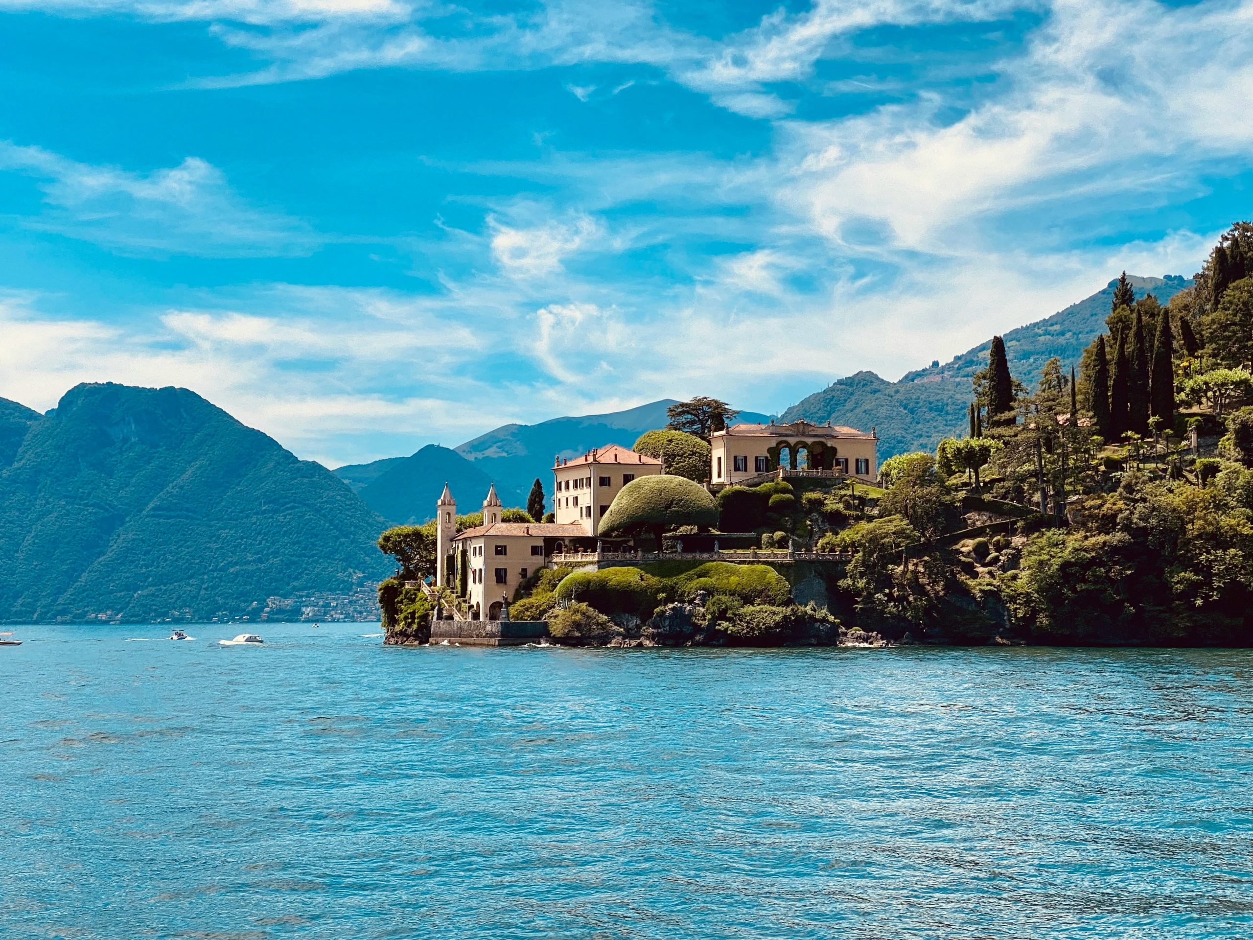 “Uma Janela sobre o Lago Como”. Uma viagem às origens, um amor inesperado e a coragem de recomeçar