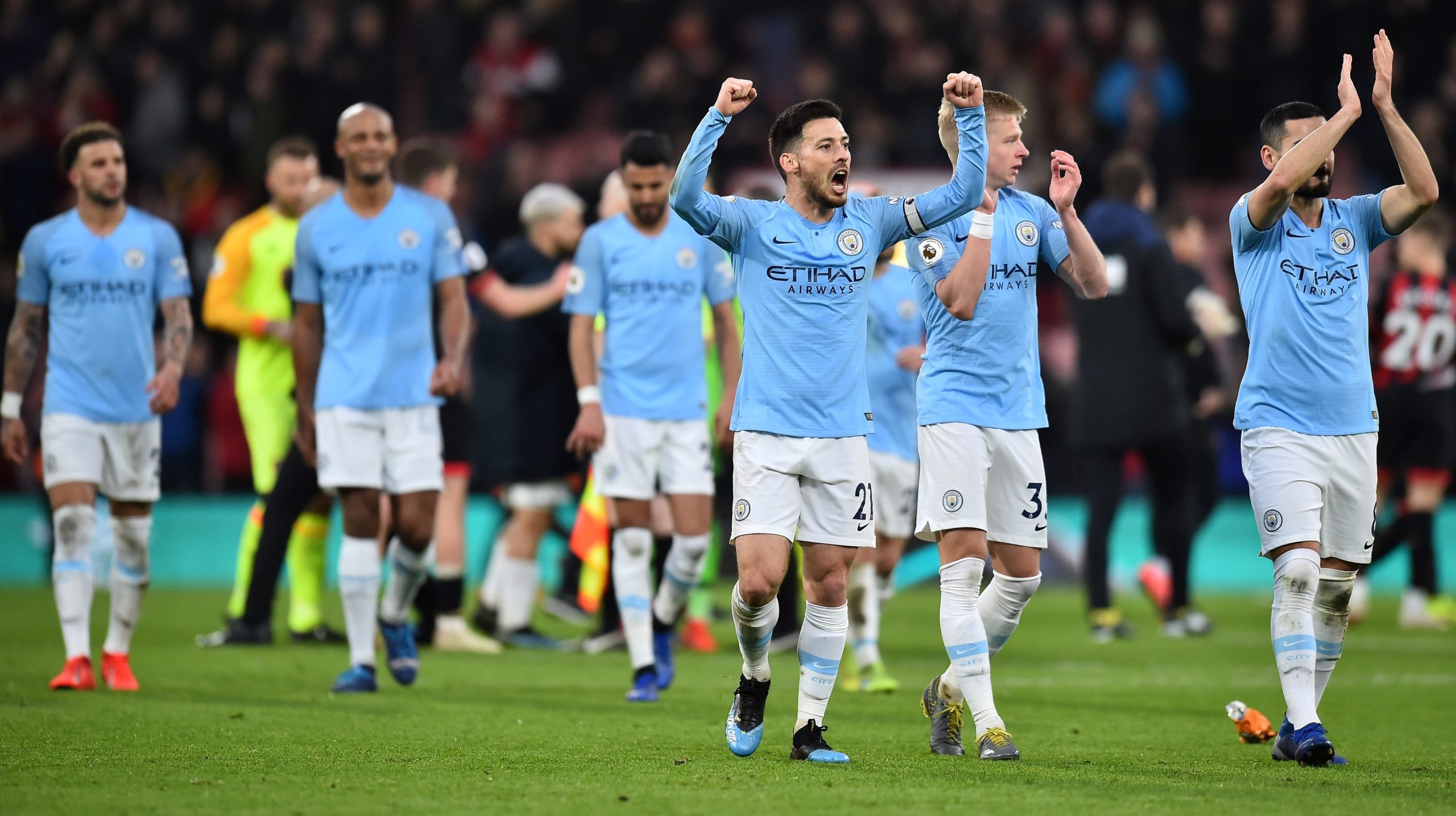 Manchester City vence com ‘serviços mínimos’ e é líder à espera do Liverpool