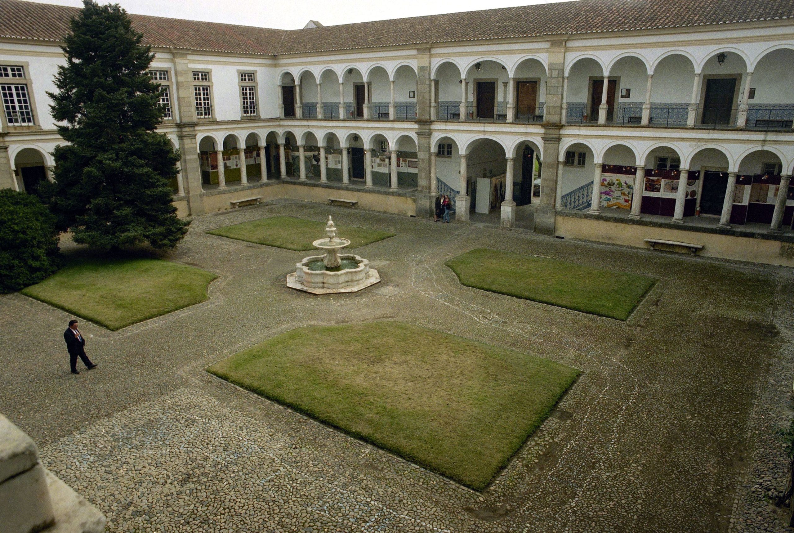 Universidade de Évora quer acolher alunos e mulheres afegãs