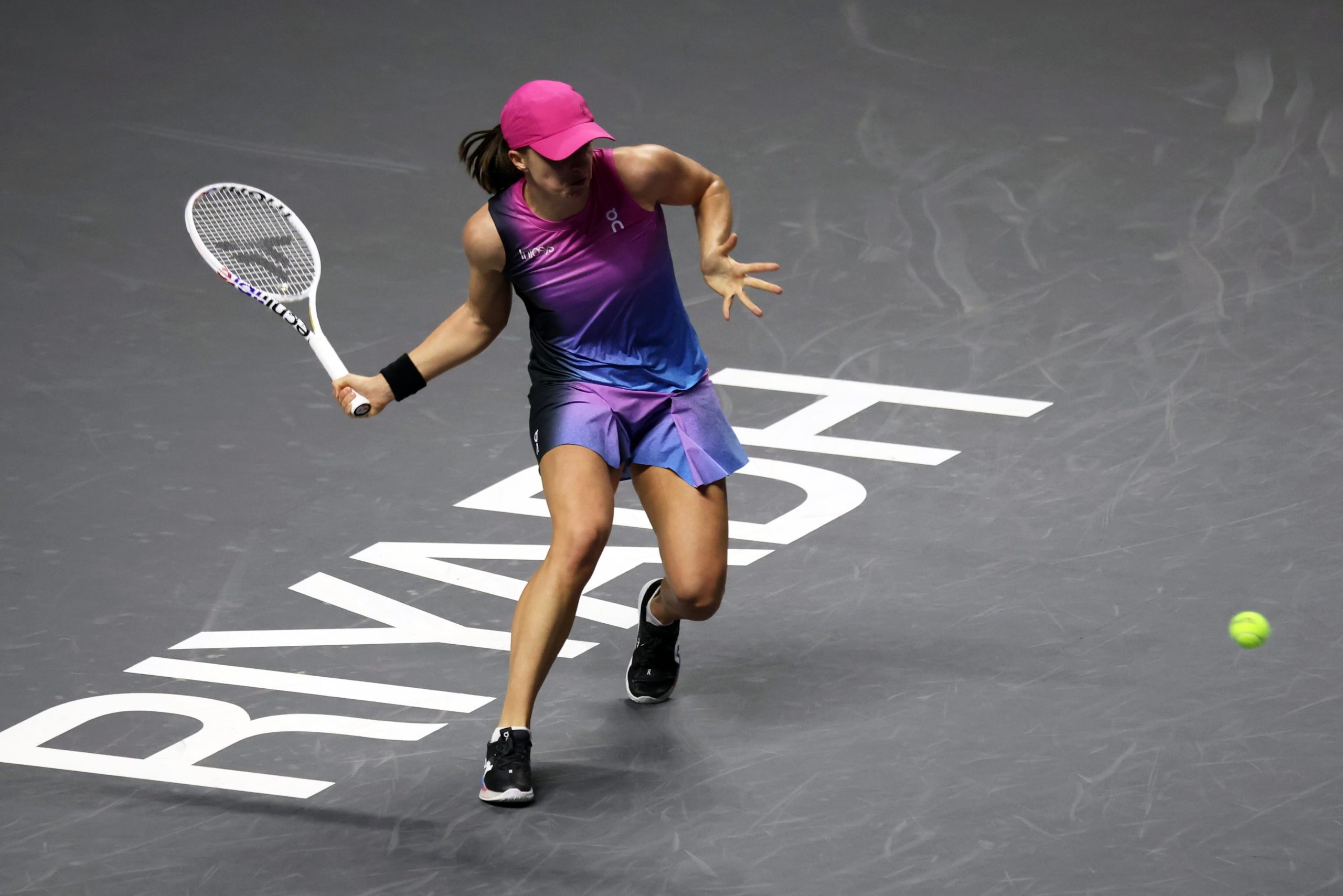 Campeã Iga Swiatek ‘cai’ na fase de grupos das WTA Finals