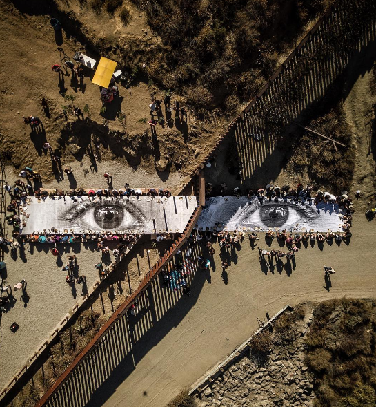 México/EUA. Numa mesa de piquenique gigante espreitam os olhos de uma “dreamer”