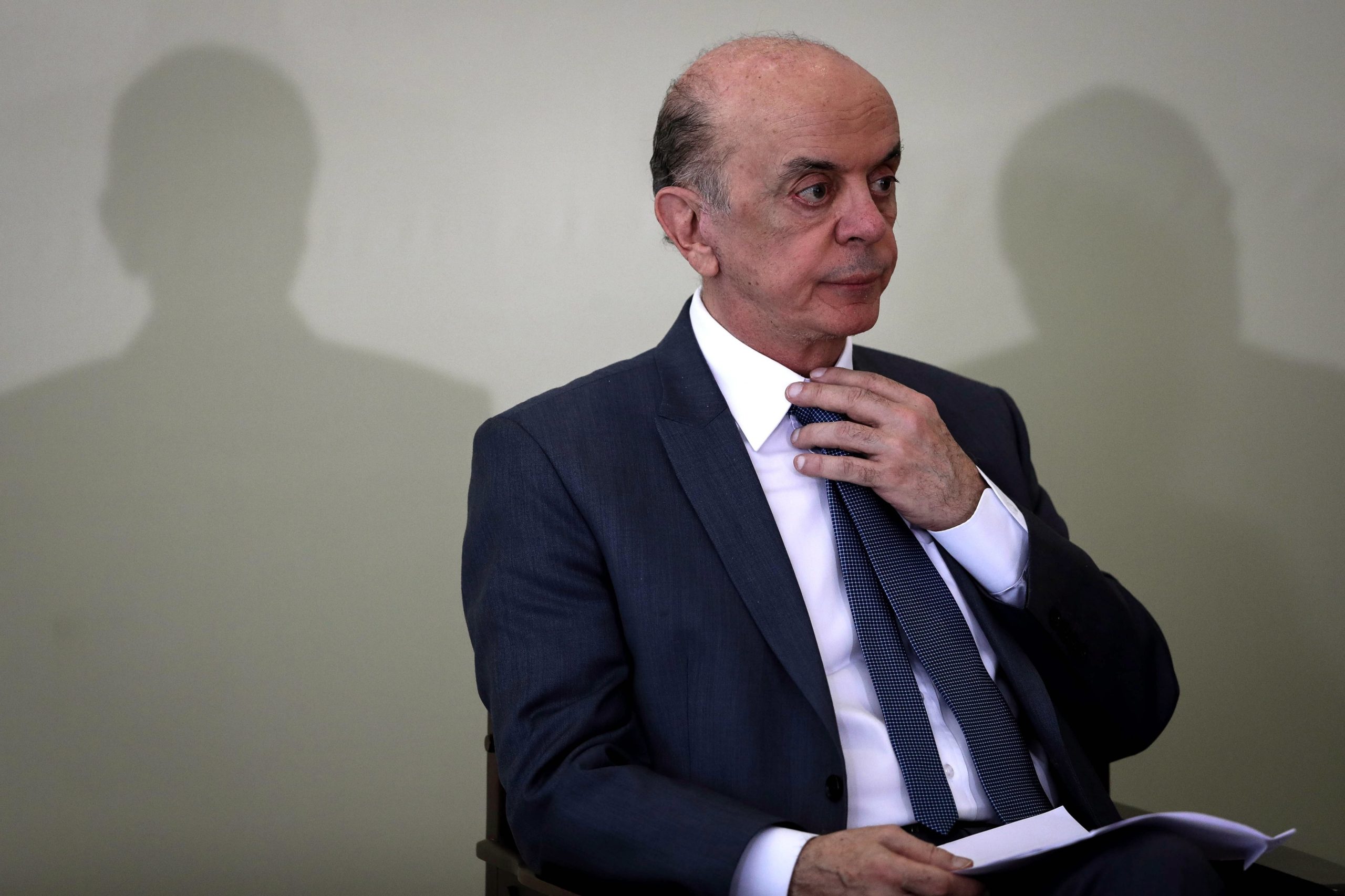 Senador brasileiro indignado com acusação e operação da Lava Jato