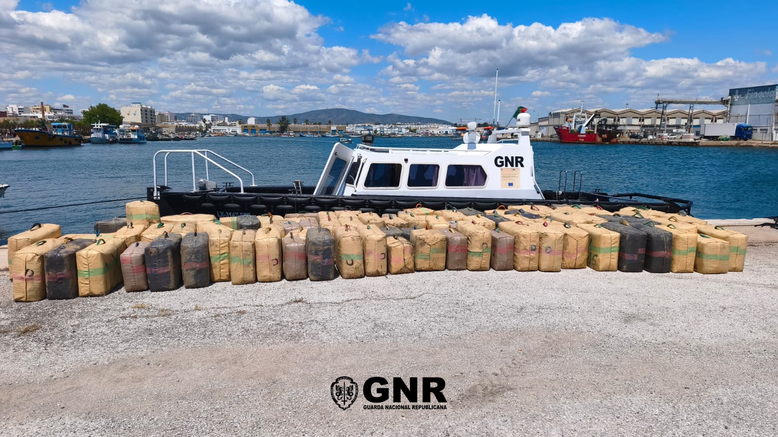 GNR apreende cerca de quatro toneladas de haxixe na Ria Formosa e identifica três suspeitos