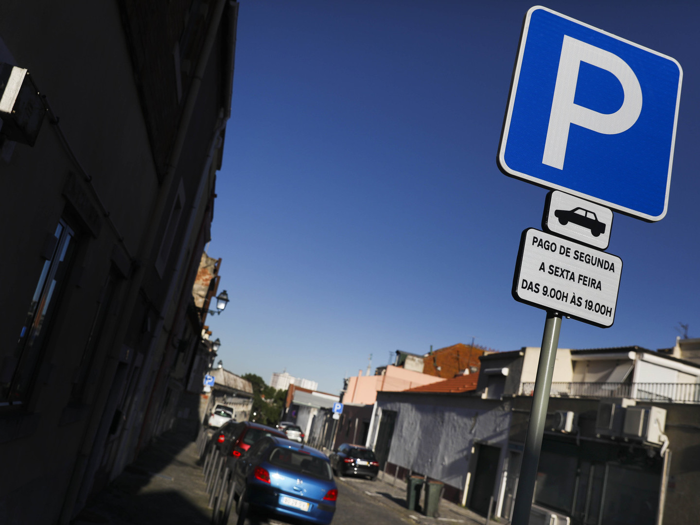 “Frases criativas” para ridicularizar cobrança de estacionamento. Mais um capítulo na luta contra os parquímetros em Carnide
