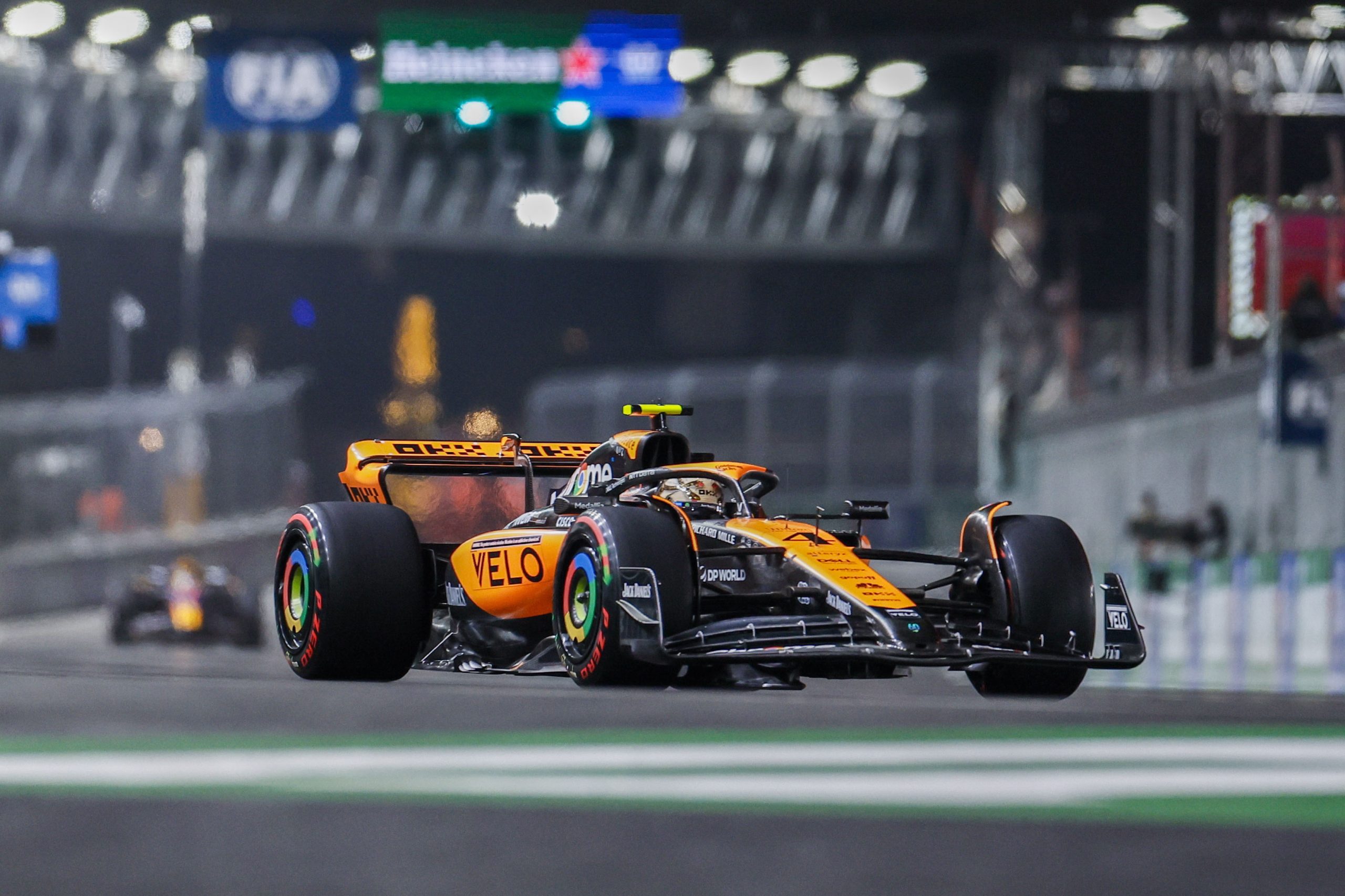 Mercedes vai continuar a fornecer motores à McLaren na Fórmula 1 até 2030