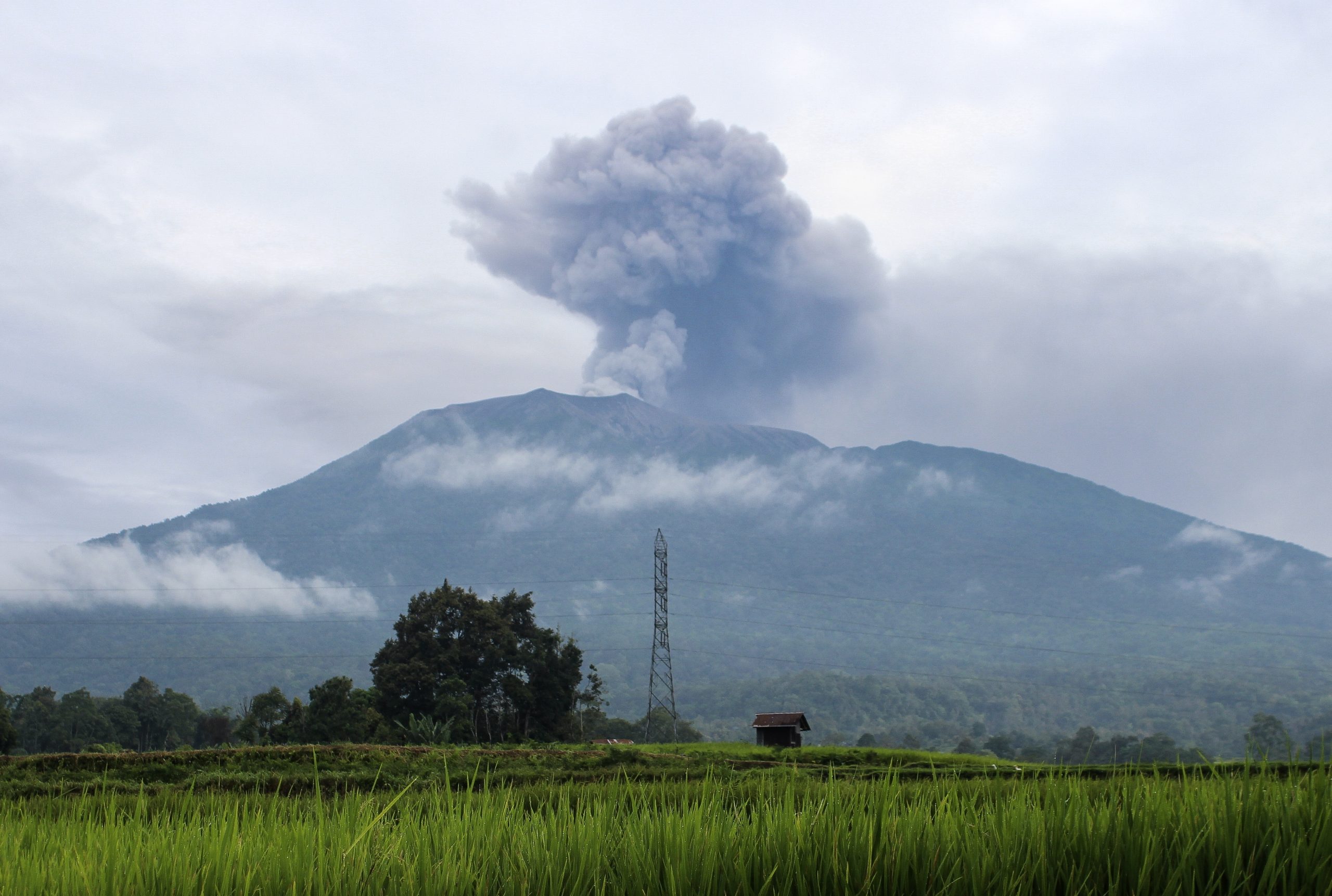 Vulcão Marapi volta a entrar em erupção e 12 alpinistas continuam desaparecidos
