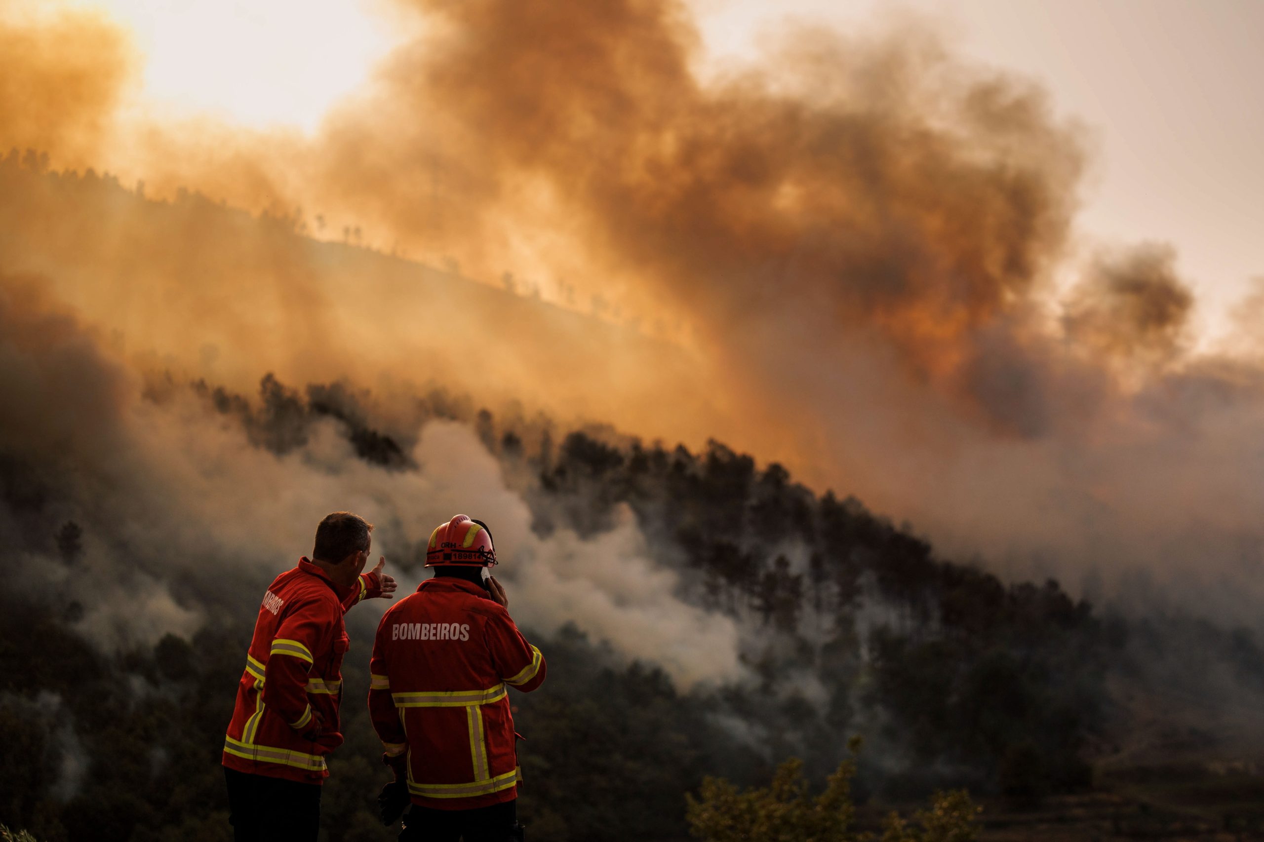 Mais de 100 operacionais combatem fogo no Parque Nacional da Peneda-Gerês. Habitações fora de risco