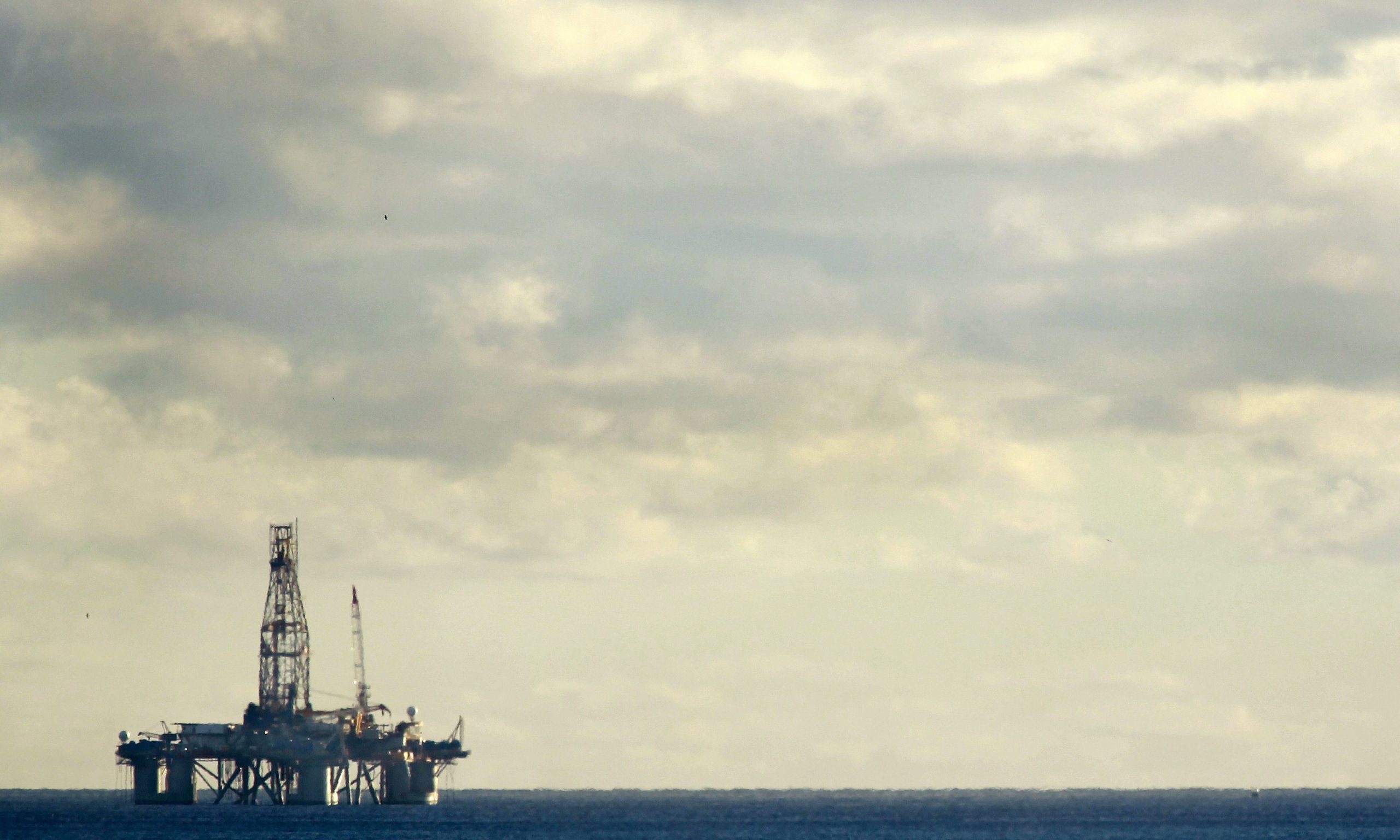 Angola: Maior produção de petróleo reduz défice e aumenta despesa, diz consultora