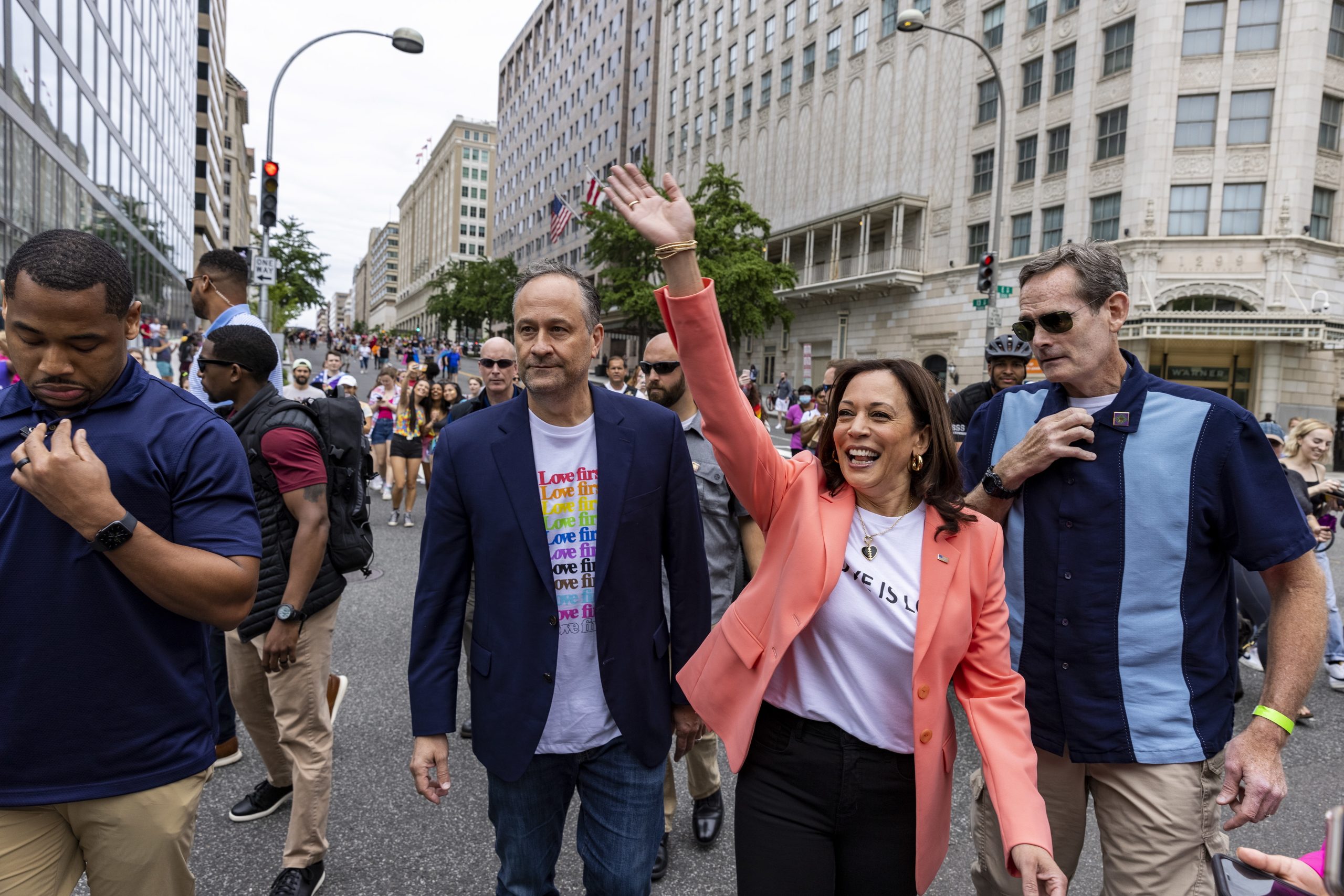 Ameaça de bomba leva à retirada de marido de Kamala Harris de evento numa escola nos EUA