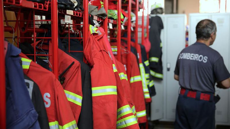 Cerca de 30 bombeiros da Madeira combatem fogo florestal na Calheta