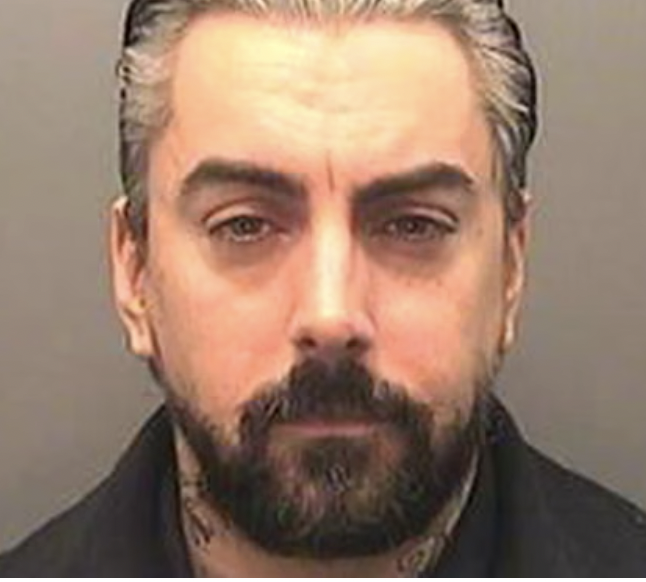 Ex-vocalista dos Lostprophets condenado por abusos sexuais de menores, morre após ataque na prisão
