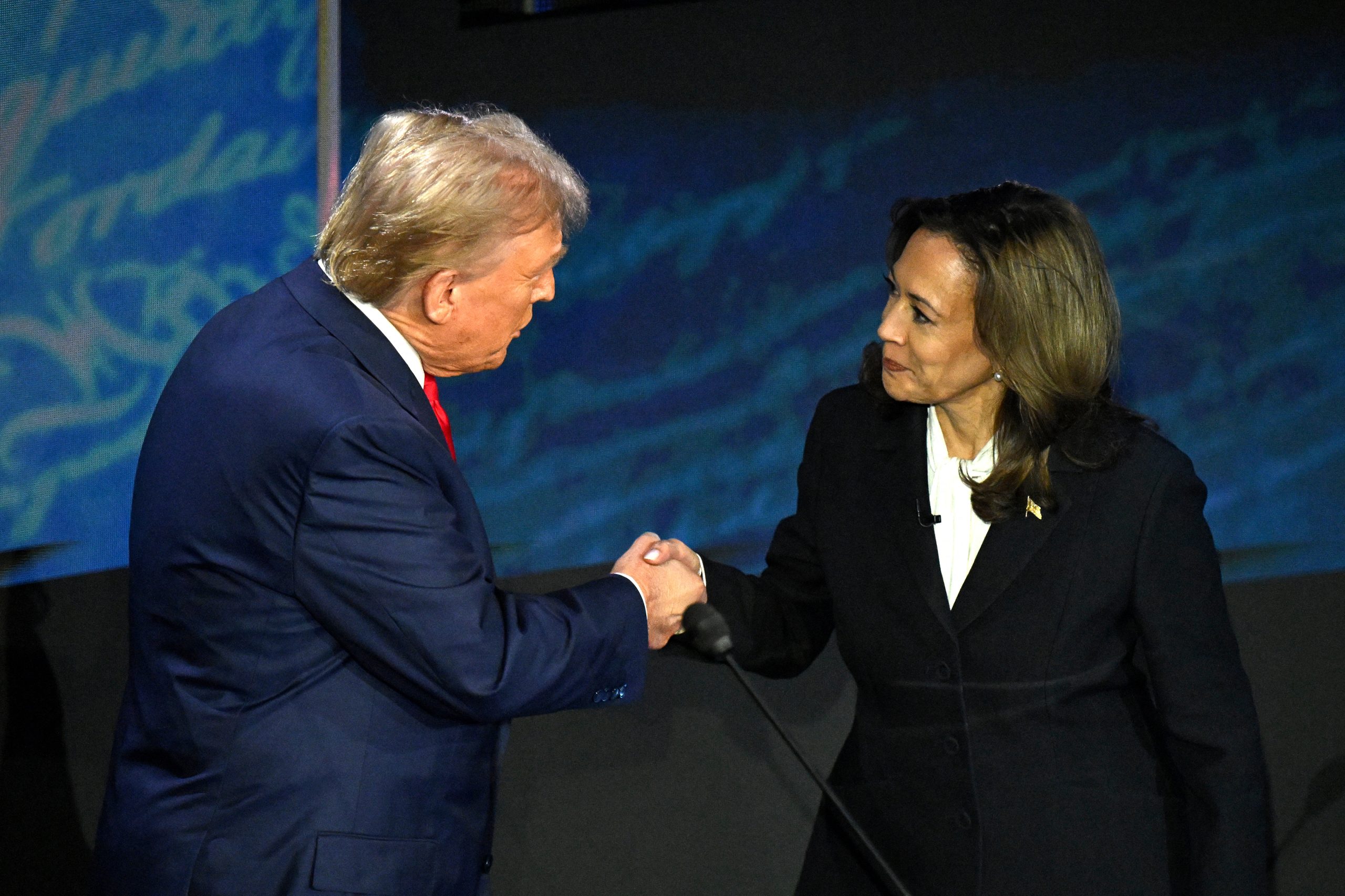 Harris completa 60 anos, mas prefere falar da idade de Trump
