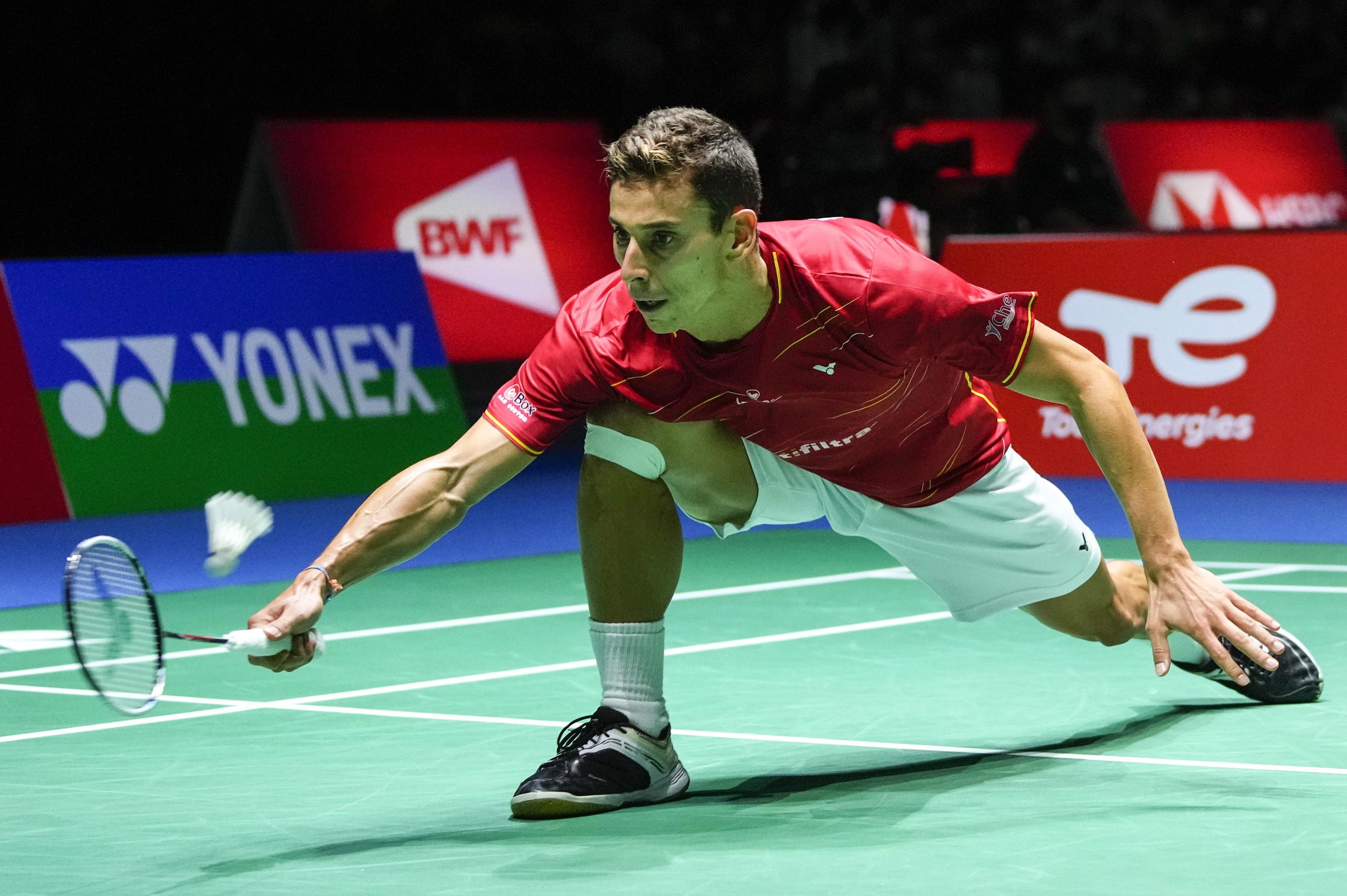 Bernardo Atilano eliminado na primeira ronda do Mundial de badminton