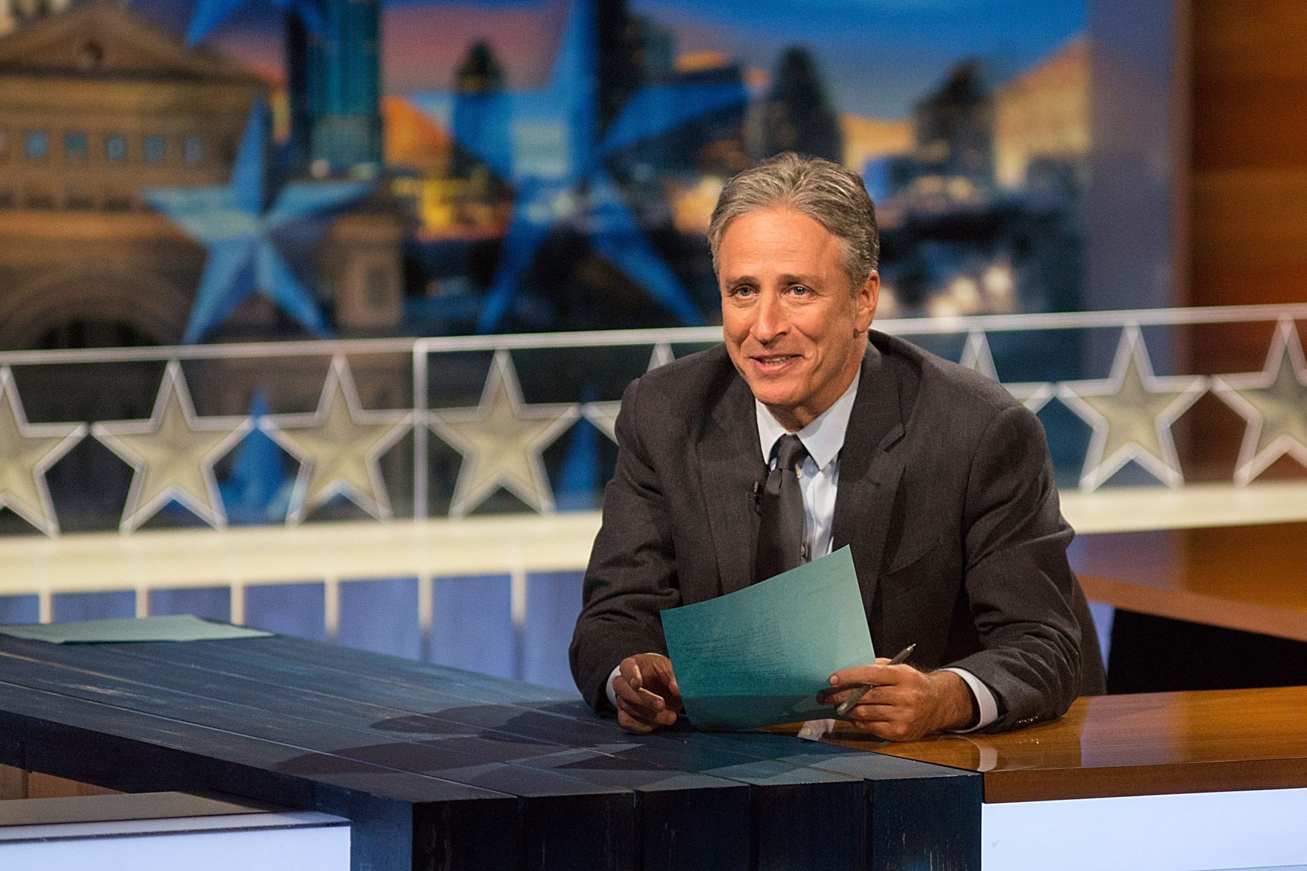 Jon Stewart sai da reforma para ensinar os media a lidar com Trump. “Parem de se lamentar e encostem-no a um canto”